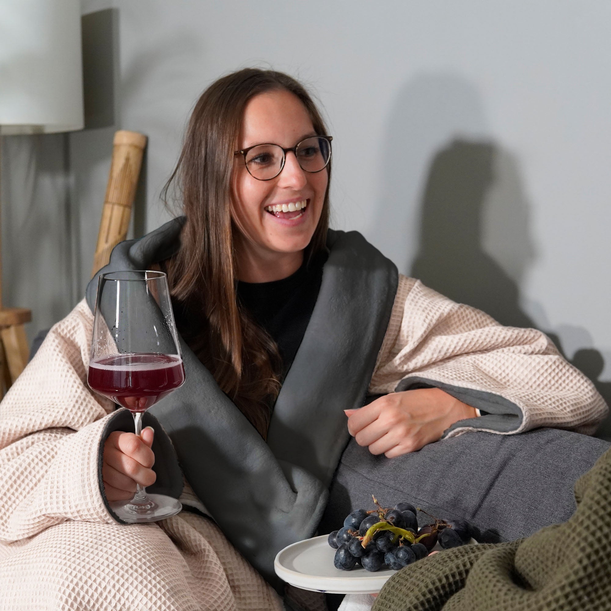 Kuscheldecke mit Ärmeln · Vollkommen · Creme · Grau