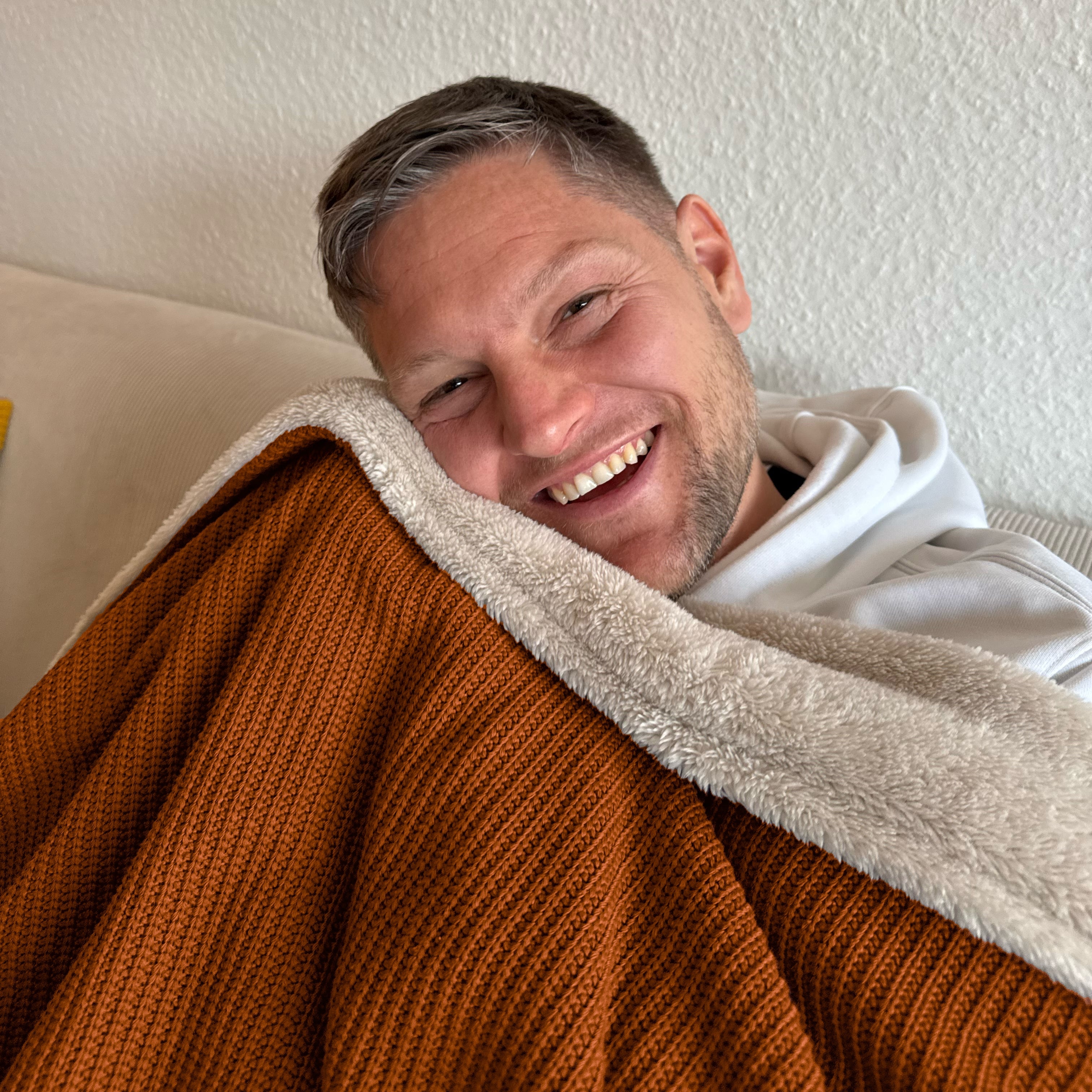 Kuscheldecke mit Baumwollstrick · Cognac·Beige