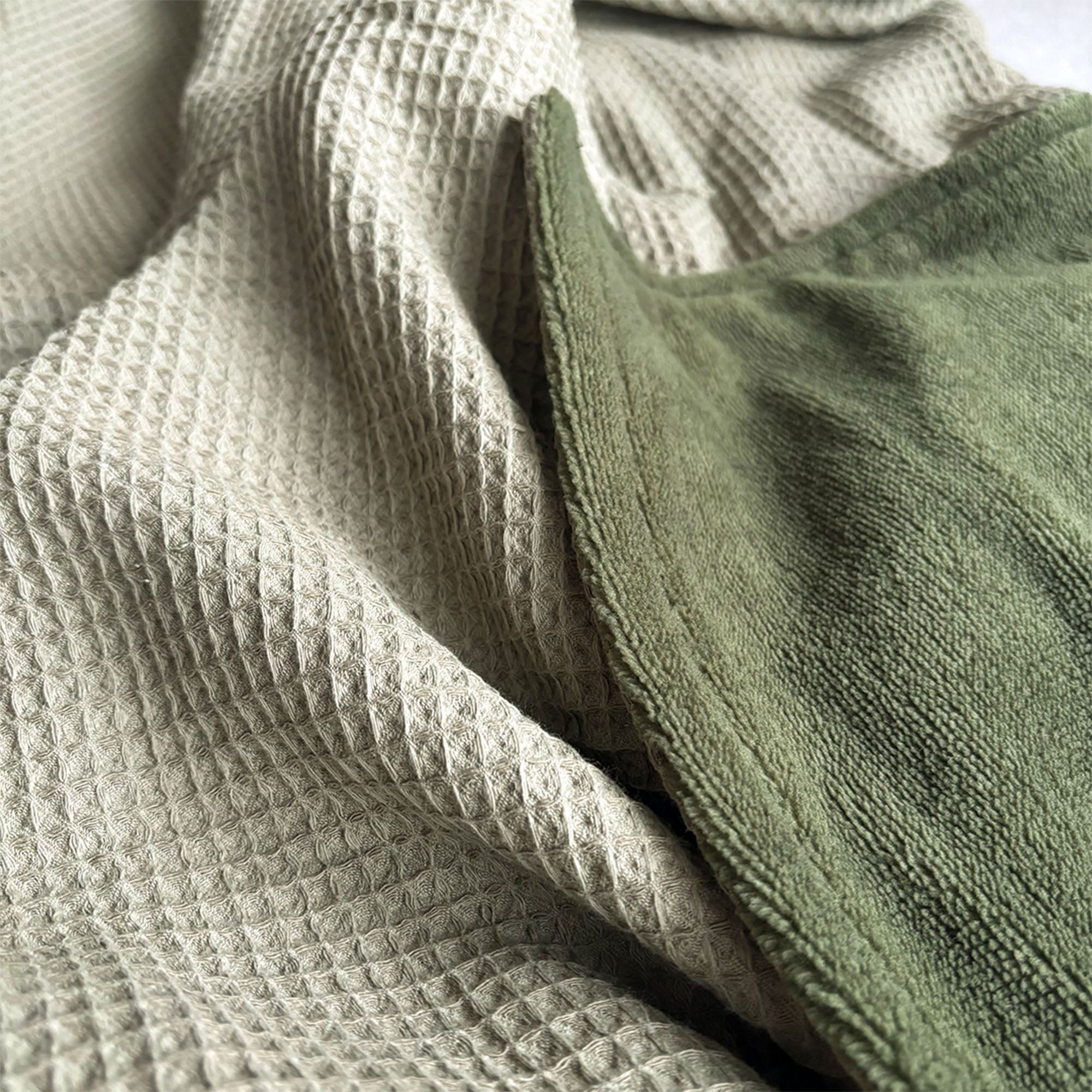 Kuscheldecke mit Bambus-Fleece • 210 x 145 cm • Olivgrün