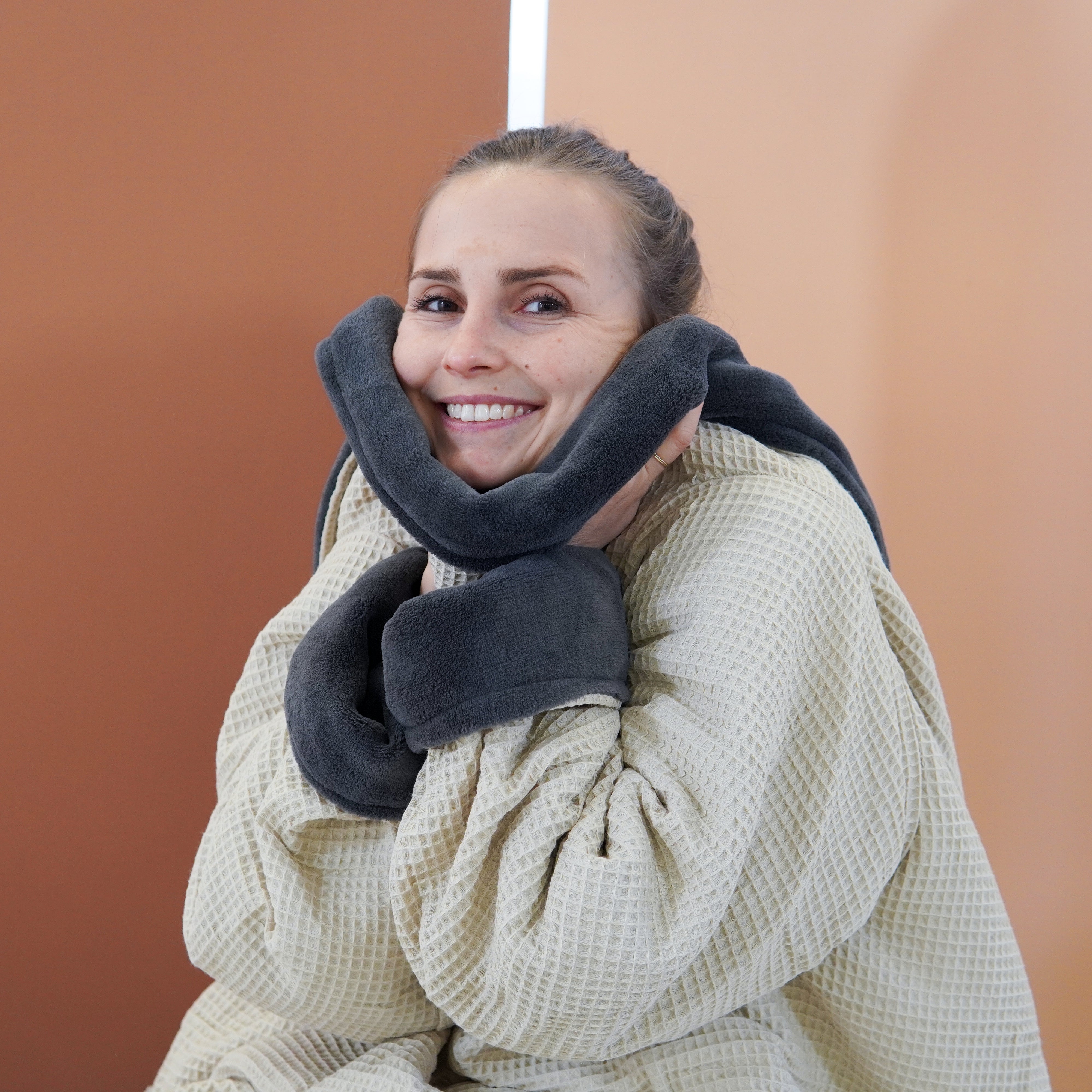 Kuscheldecke mit Ärmeln · Vollkommen · Creme · Grau