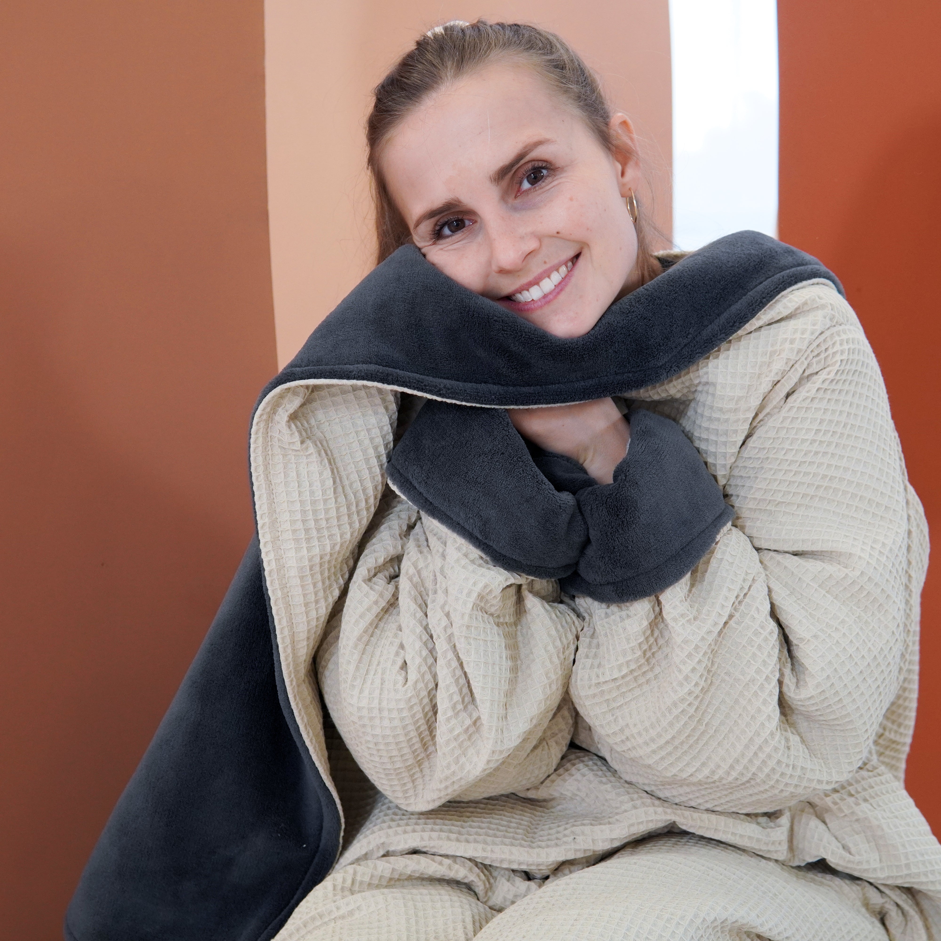 Kuscheldecke mit Ärmeln · Vollkommen · Creme · Grau