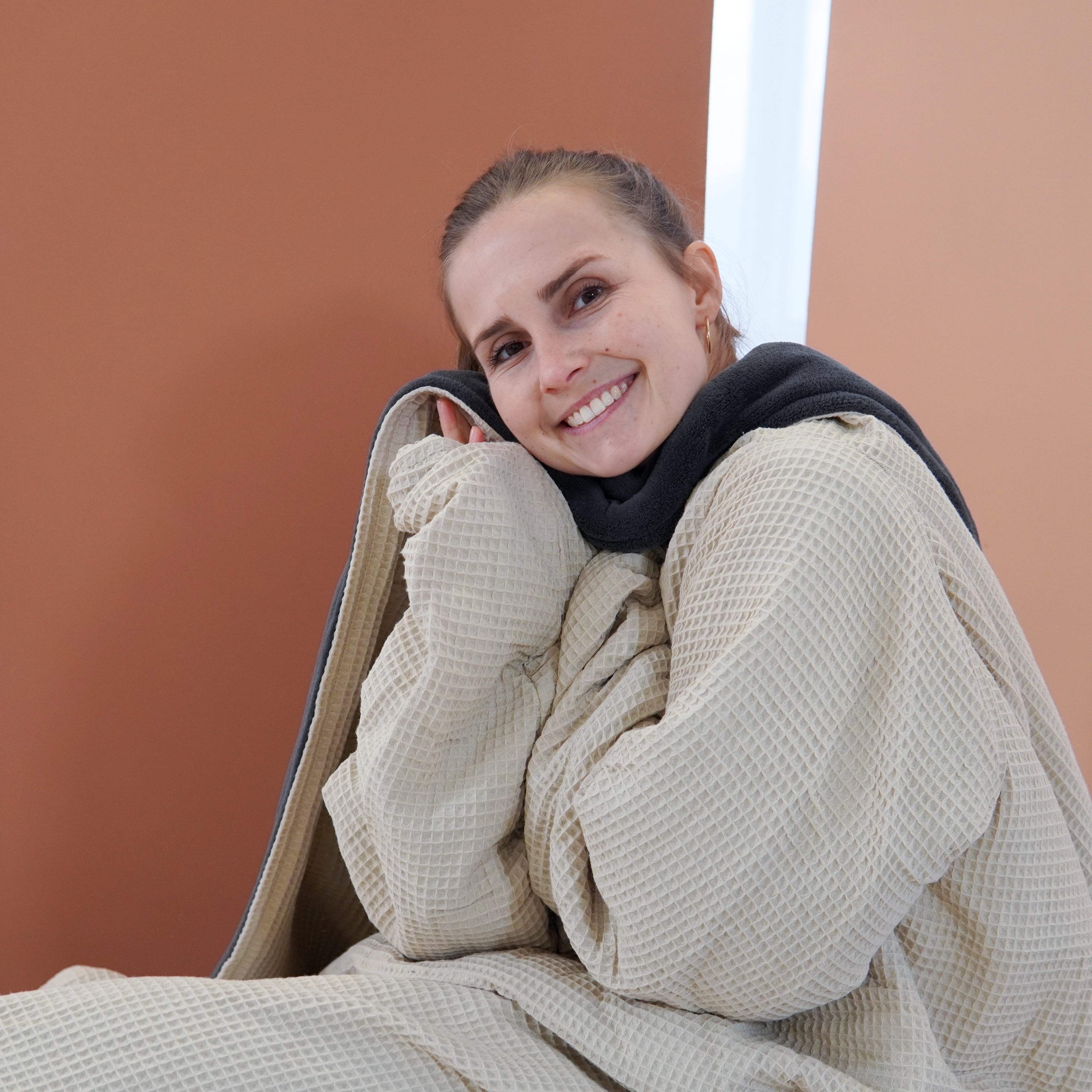 Kuscheldecke mit Ärmeln · Vollkommen · Creme · Grau