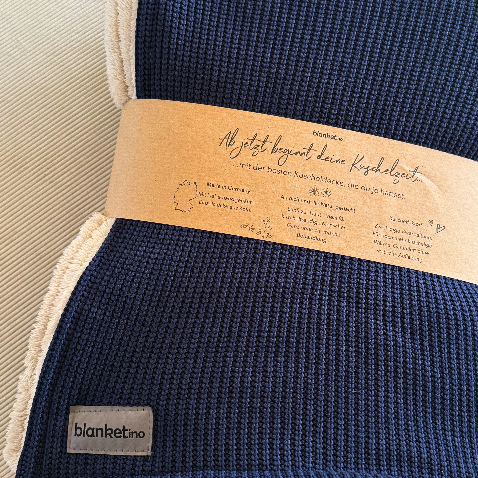 Kuscheldecke mit Baumwollstrick · Dunkelblau · Beige
