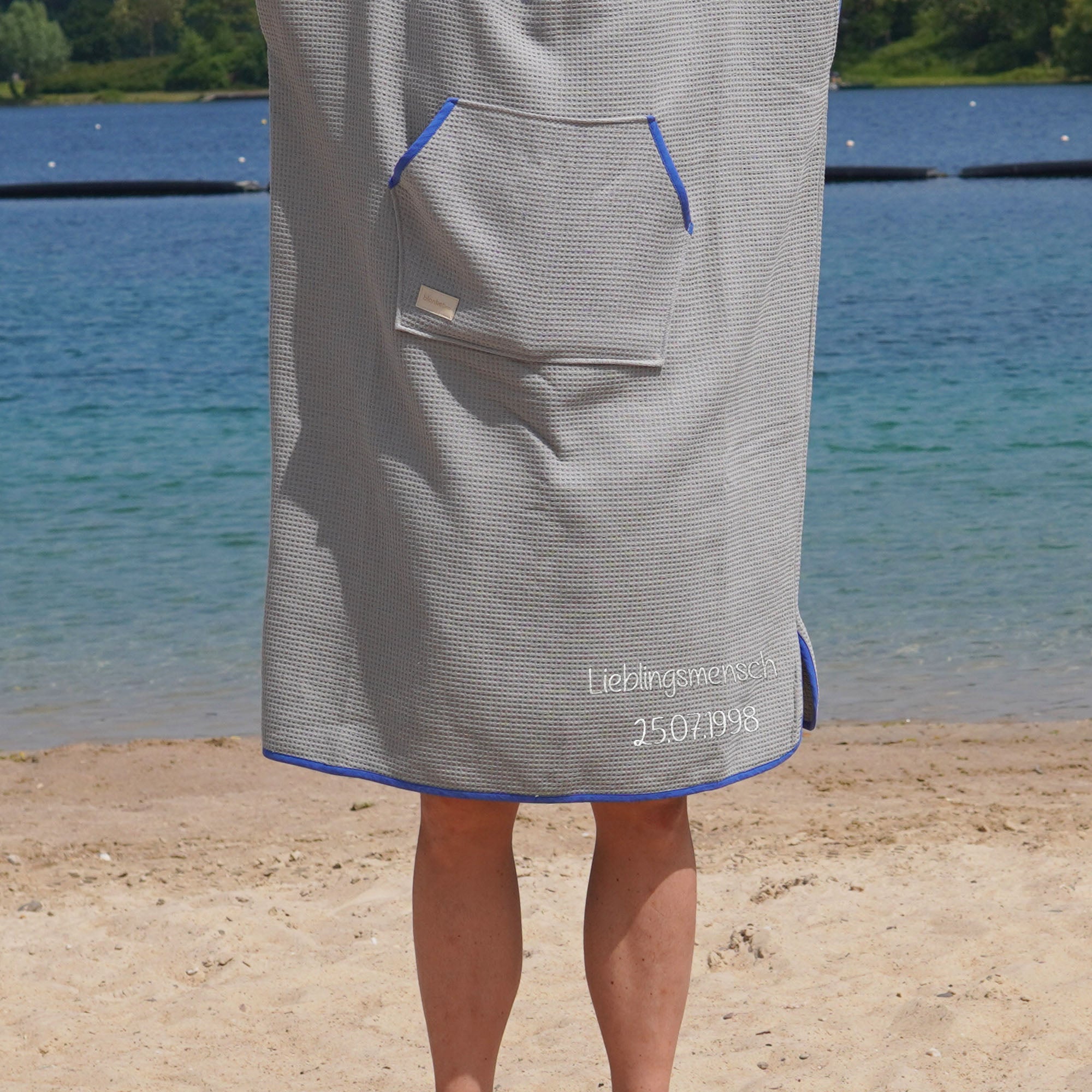 Poncho für Strand und Sauna • Steingrau • mit blauem Akzent
