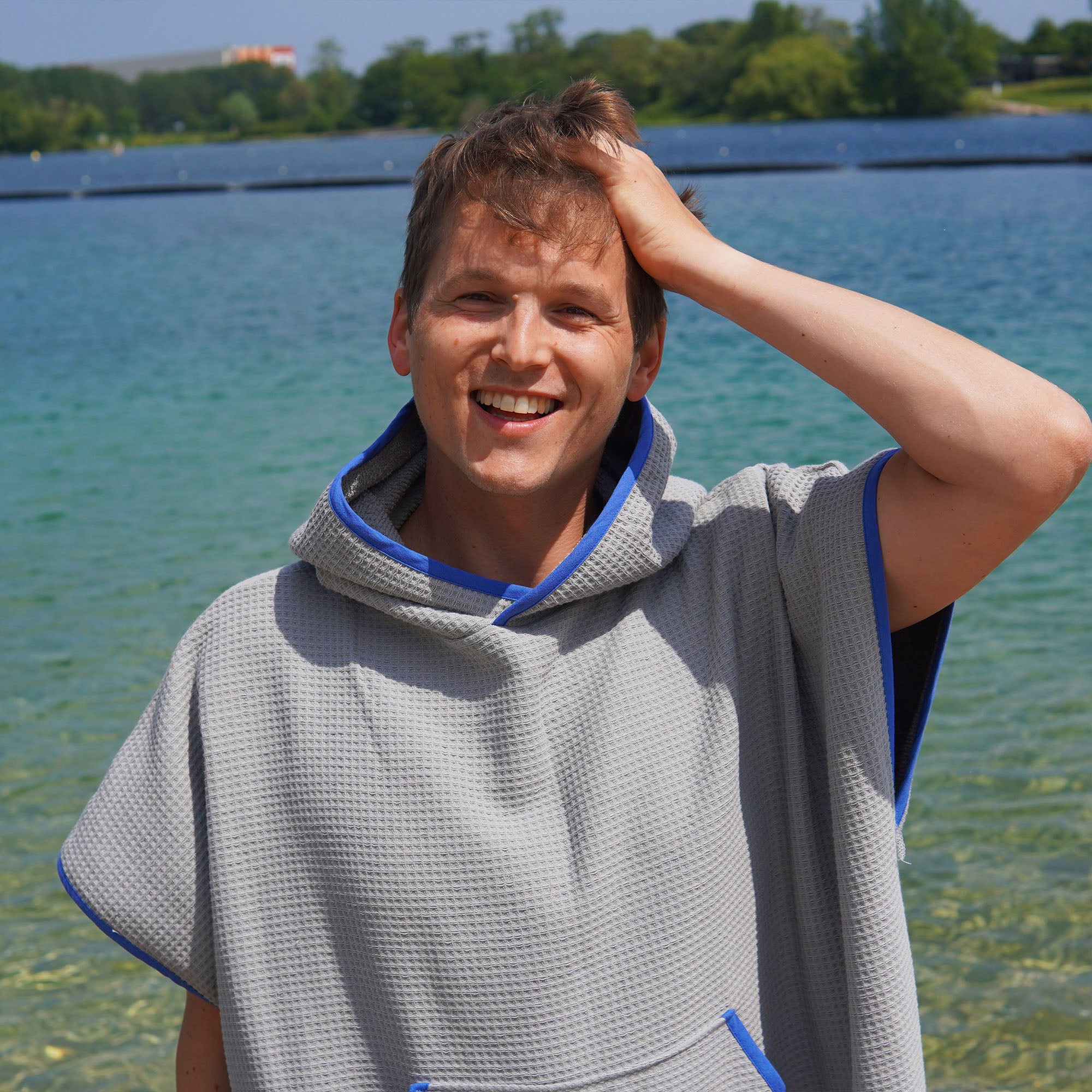 Poncho für Strand und Sauna • Steingrau • mit blauem Akzent