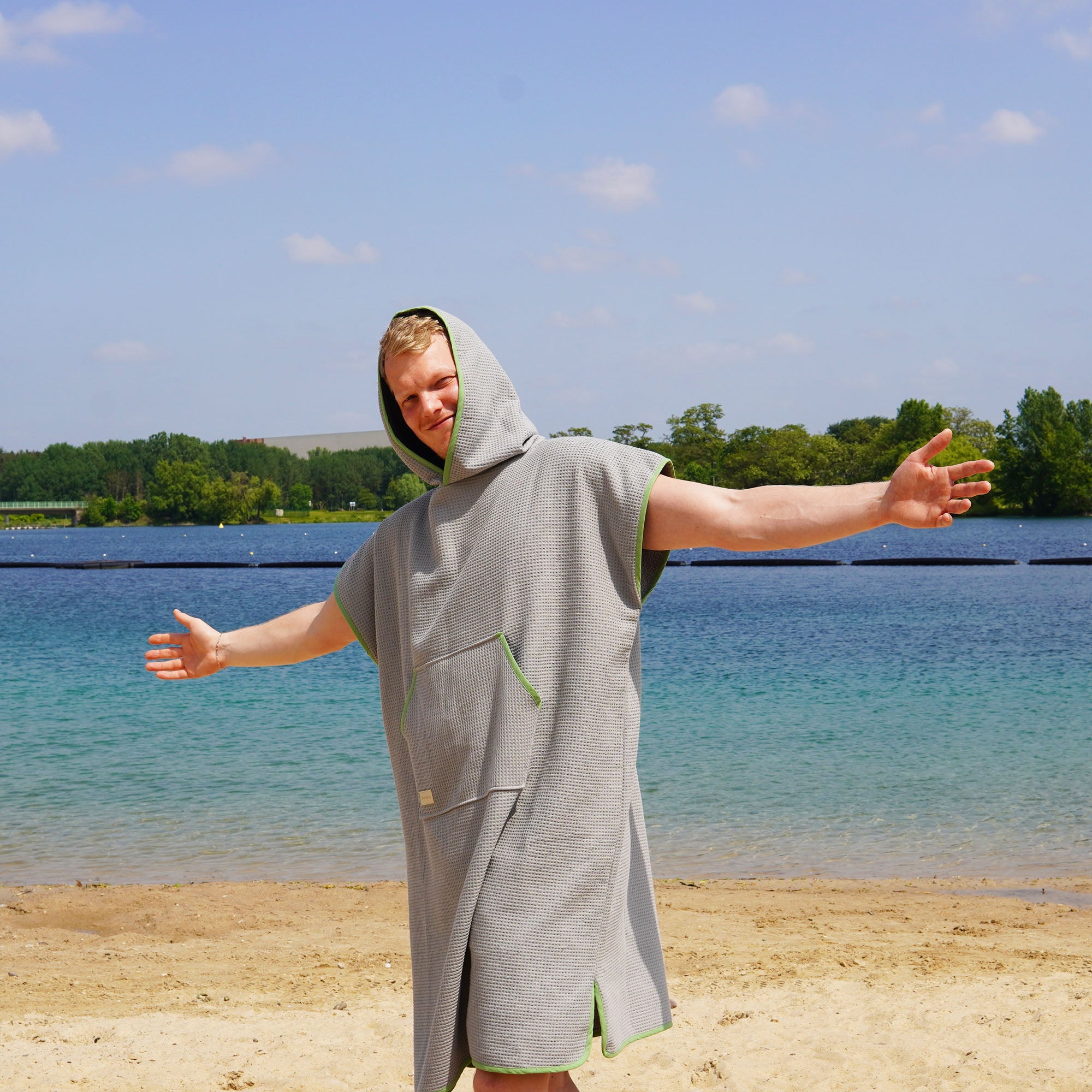 Poncho für Strand und Sauna • Steingrau • mit grünem Akzent