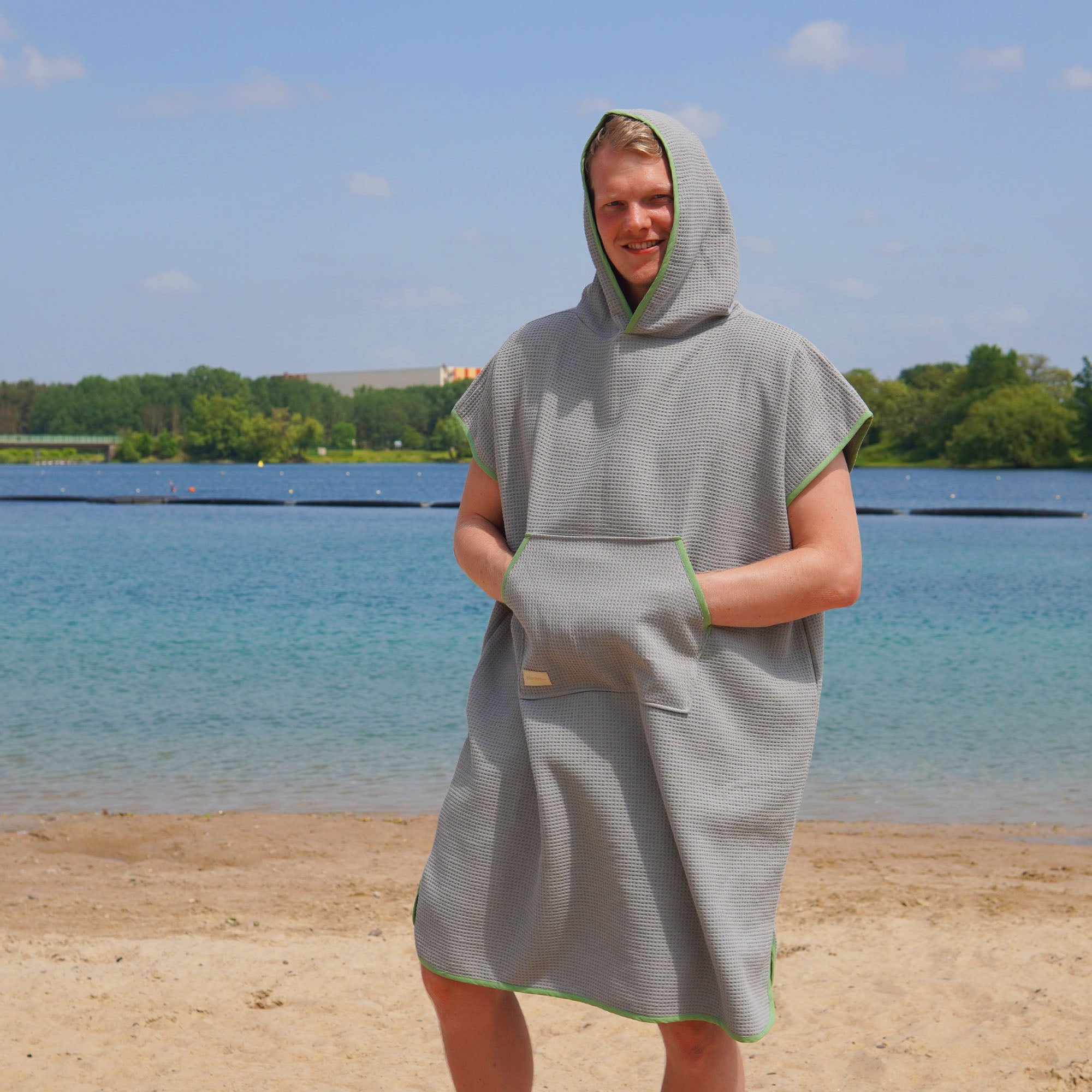 Poncho für Strand und Sauna • Steingrau • mit grünem Akzent