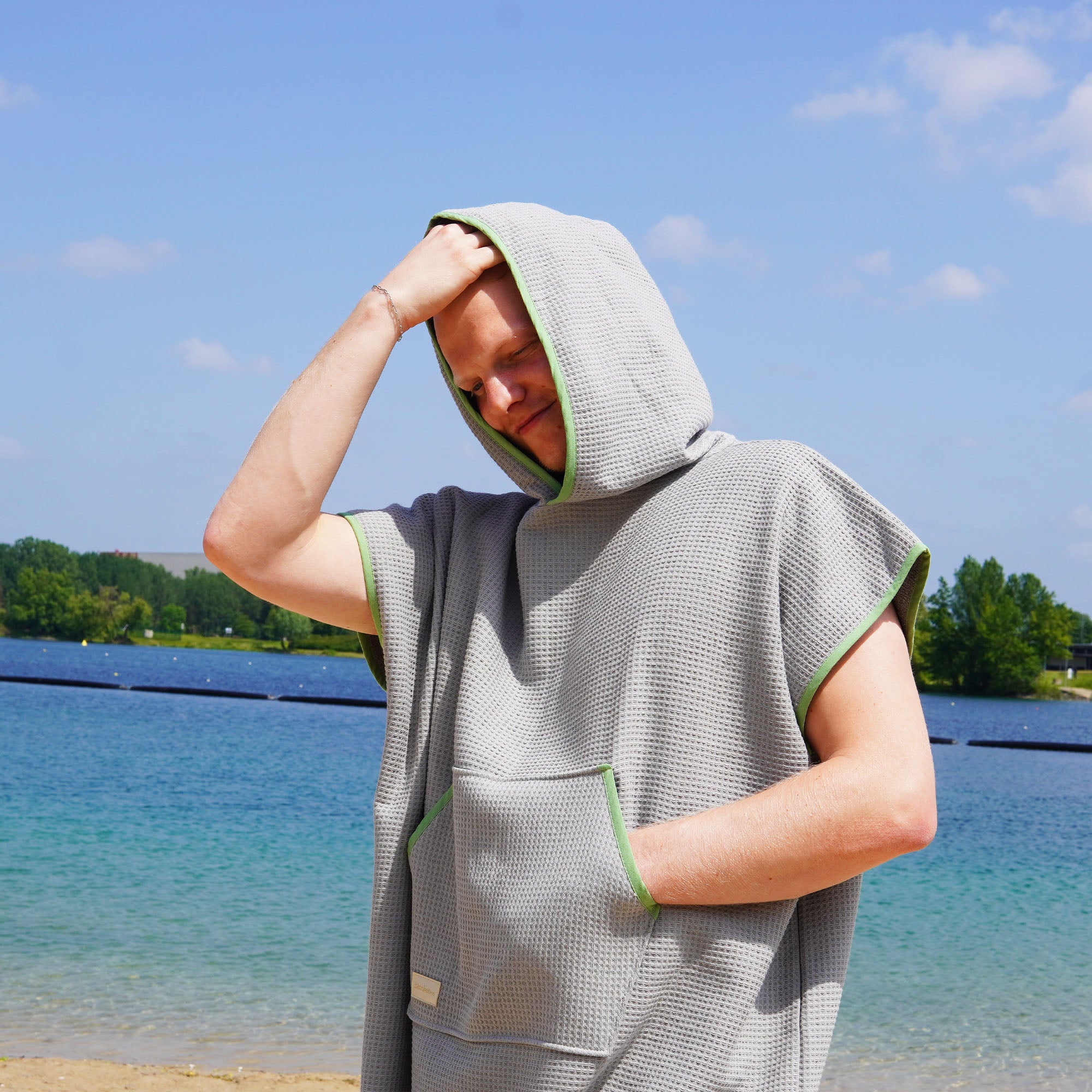Poncho für Strand und Sauna • Steingrau • mit grünem Akzent