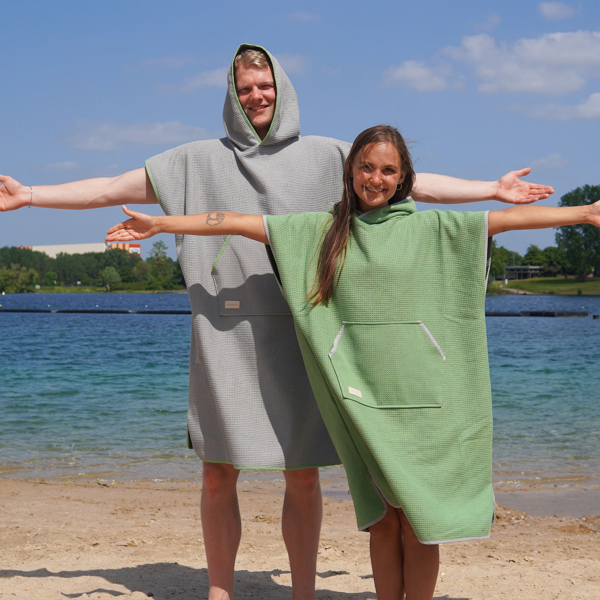 Poncho für Strand und Sauna • Steingrau • mit grünem Akzent