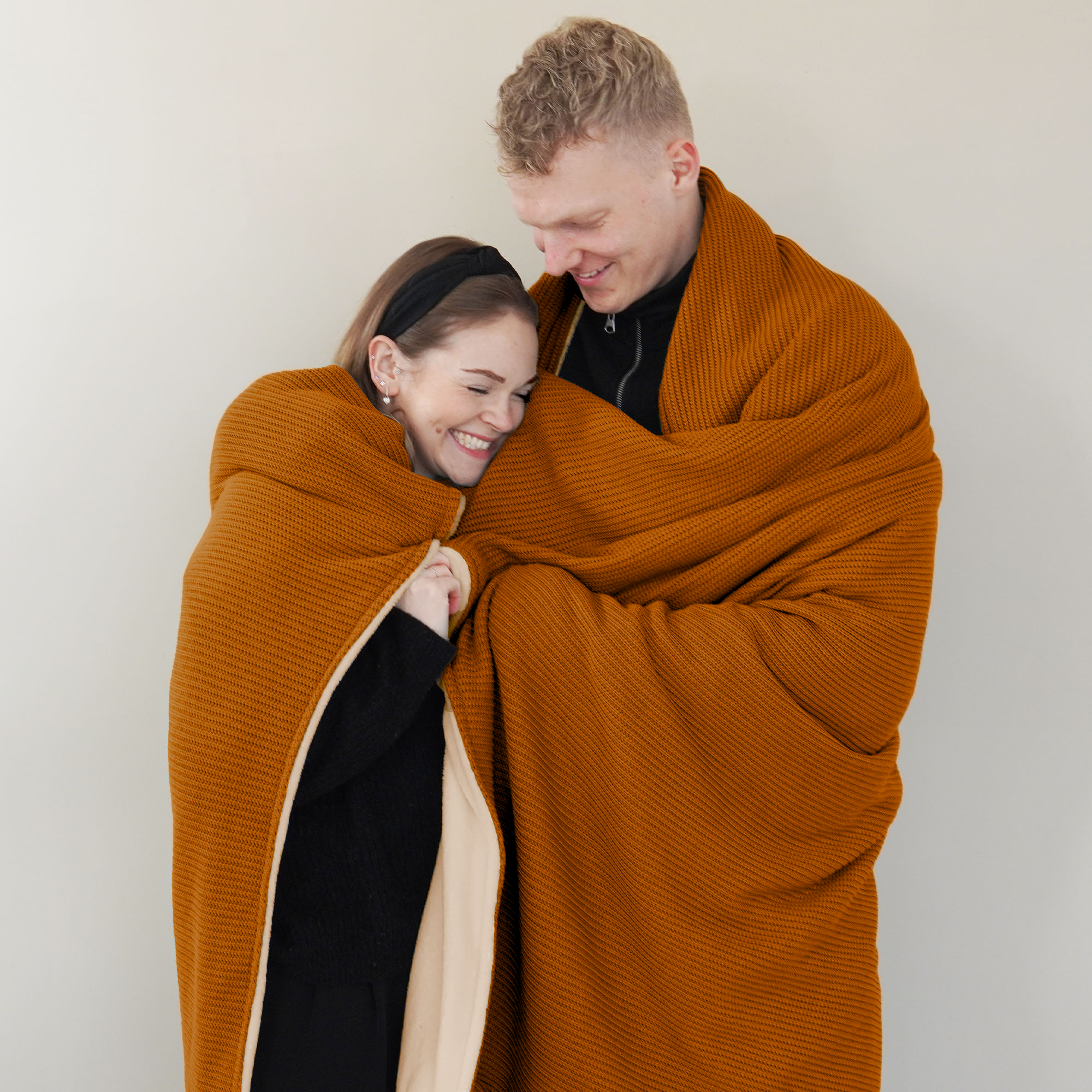 Kuscheldecke mit Baumwollstrick · Cognac·Beige