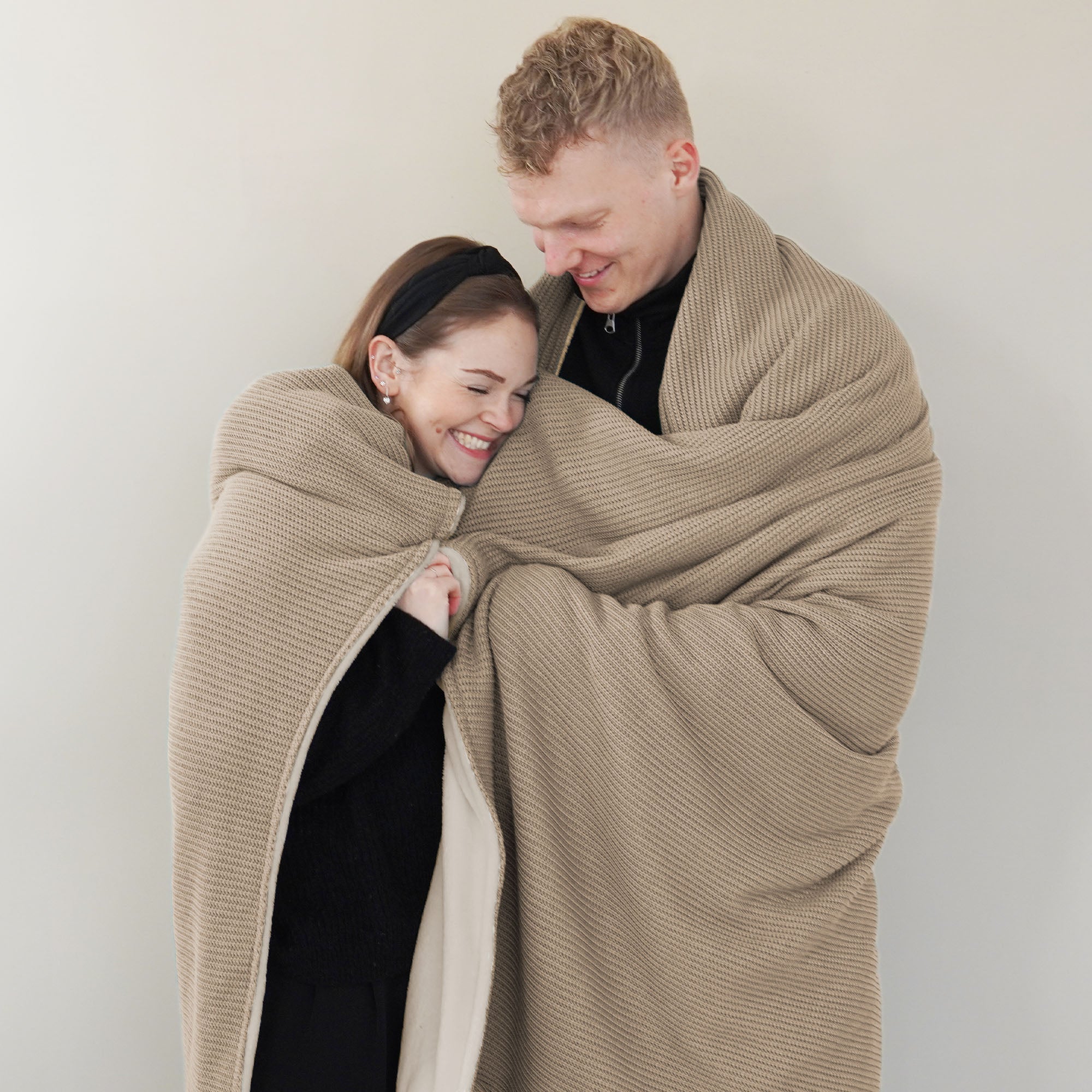 Kuscheldecke mit Baumwollstrick • Mandel-Beige