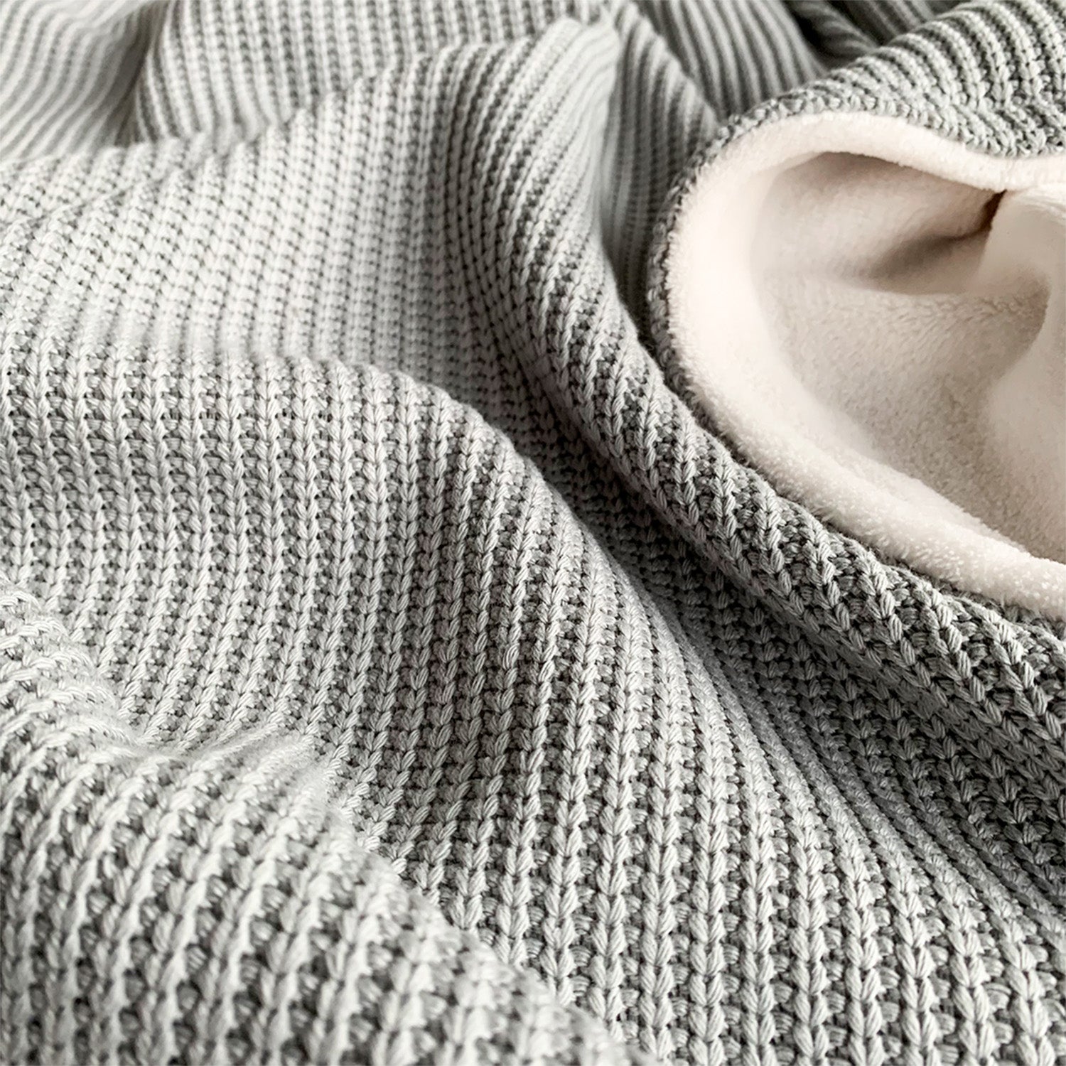 Kuscheldecke mit Baumwollstrick • Seidengrau