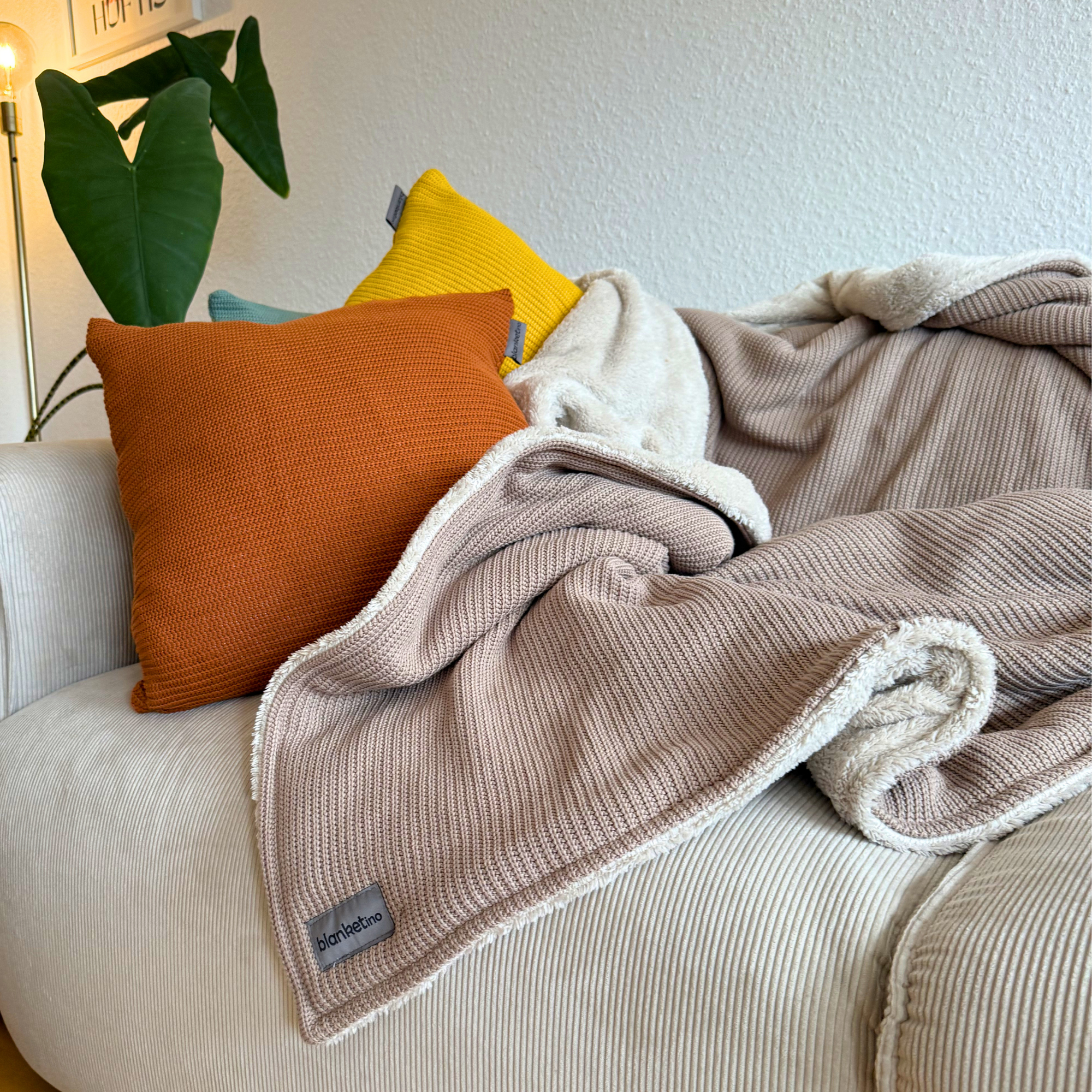 Kuscheldecke mit Baumwollstrick · Mandel-Beige