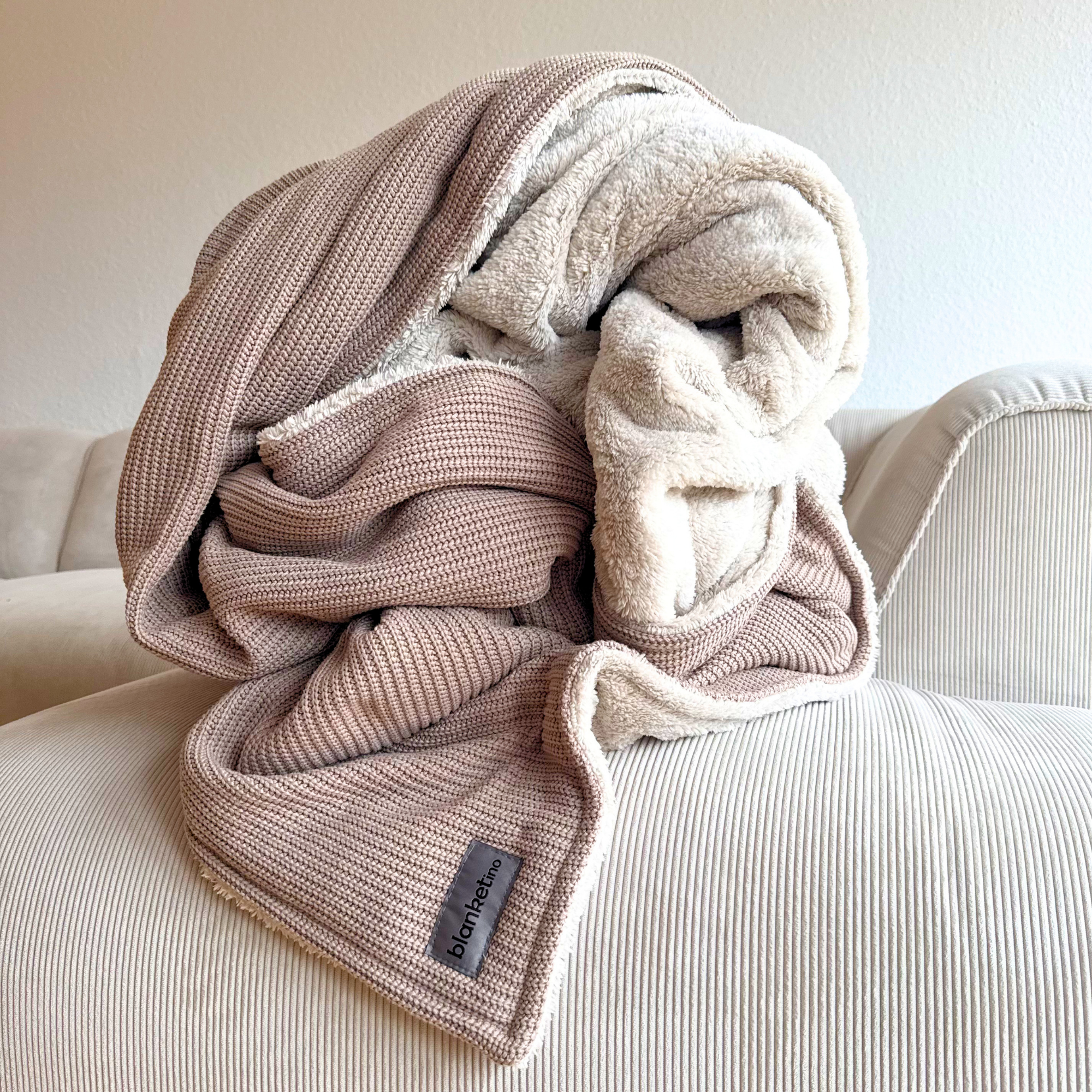 Kuscheldecke mit Baumwollstrick · Mandel-Beige