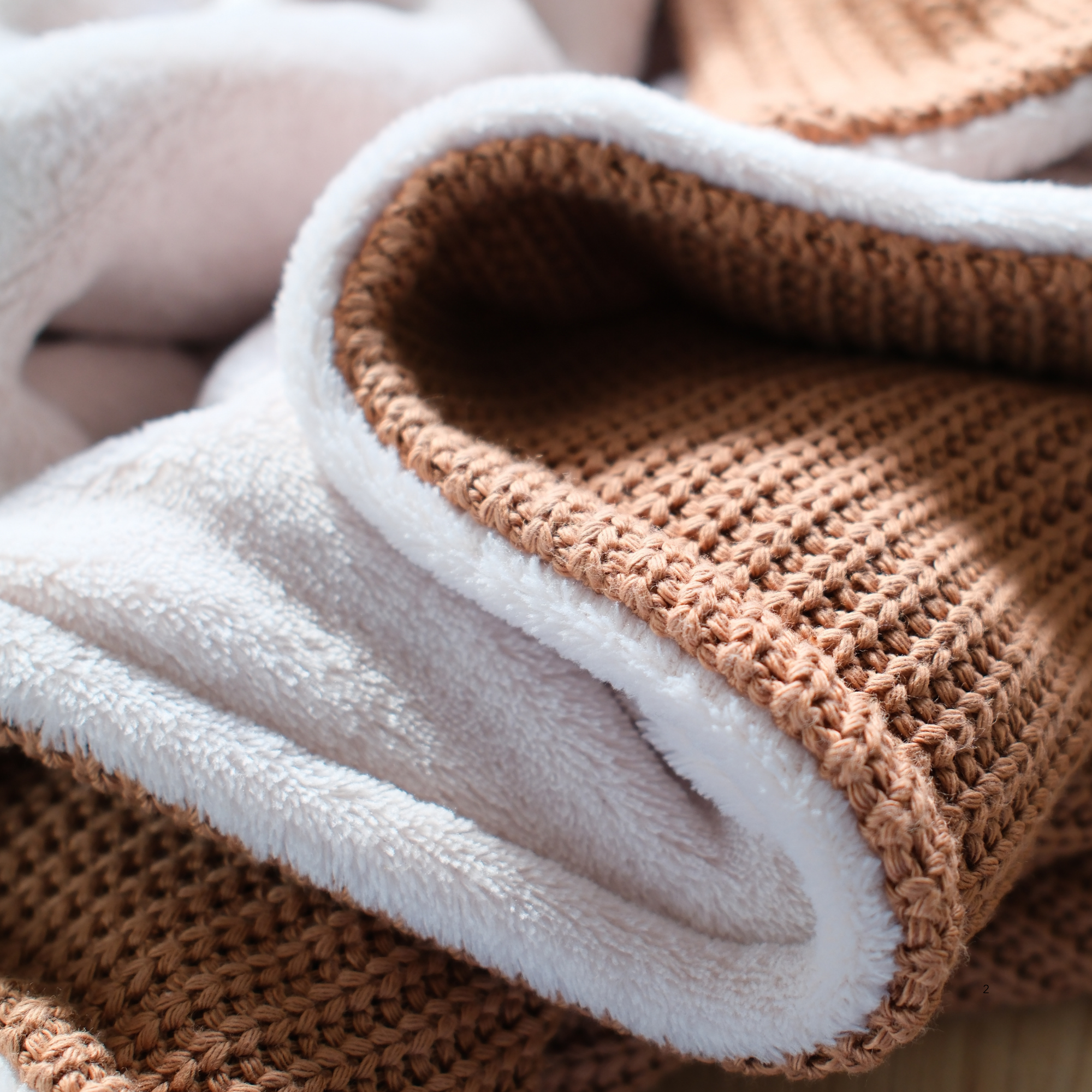 Kuscheldecke mit Baumwollstrick · Terracotta · Beige