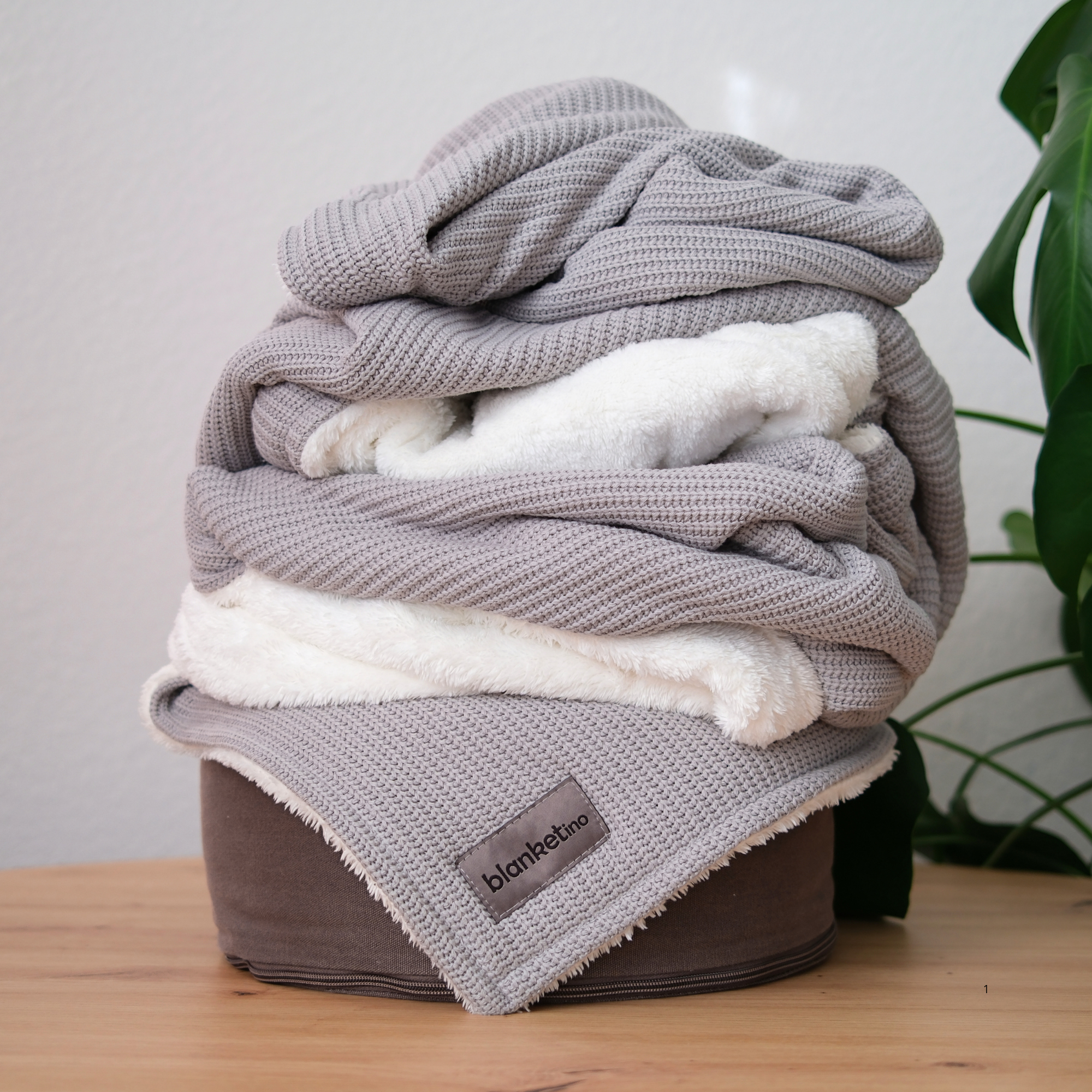 Kuscheldecke mit Baumwollstrick · Seidengrau
