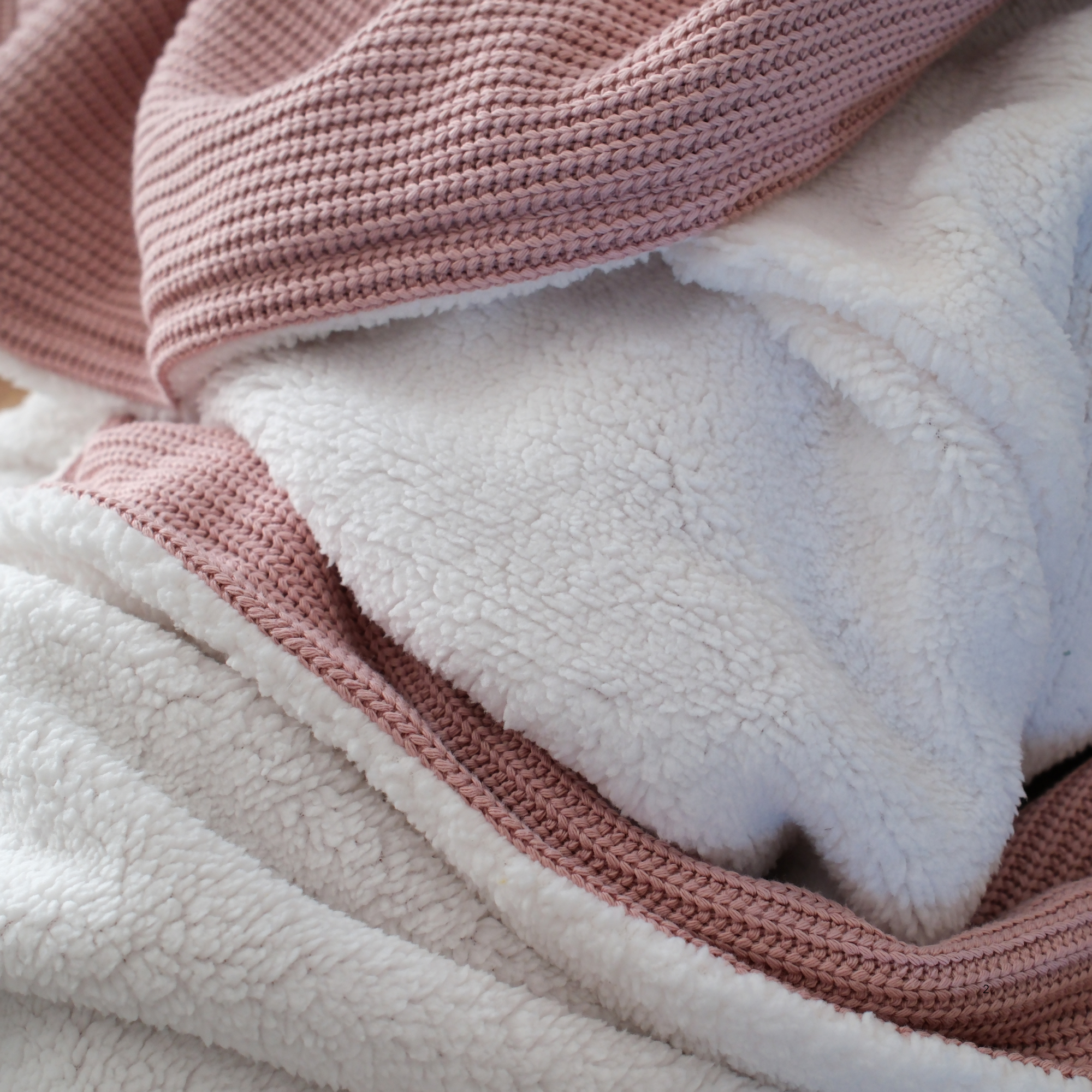 Kuscheldecke mit Baumwollstrick · Special-Edition mit Teddyfleece · Vintage Rosa
