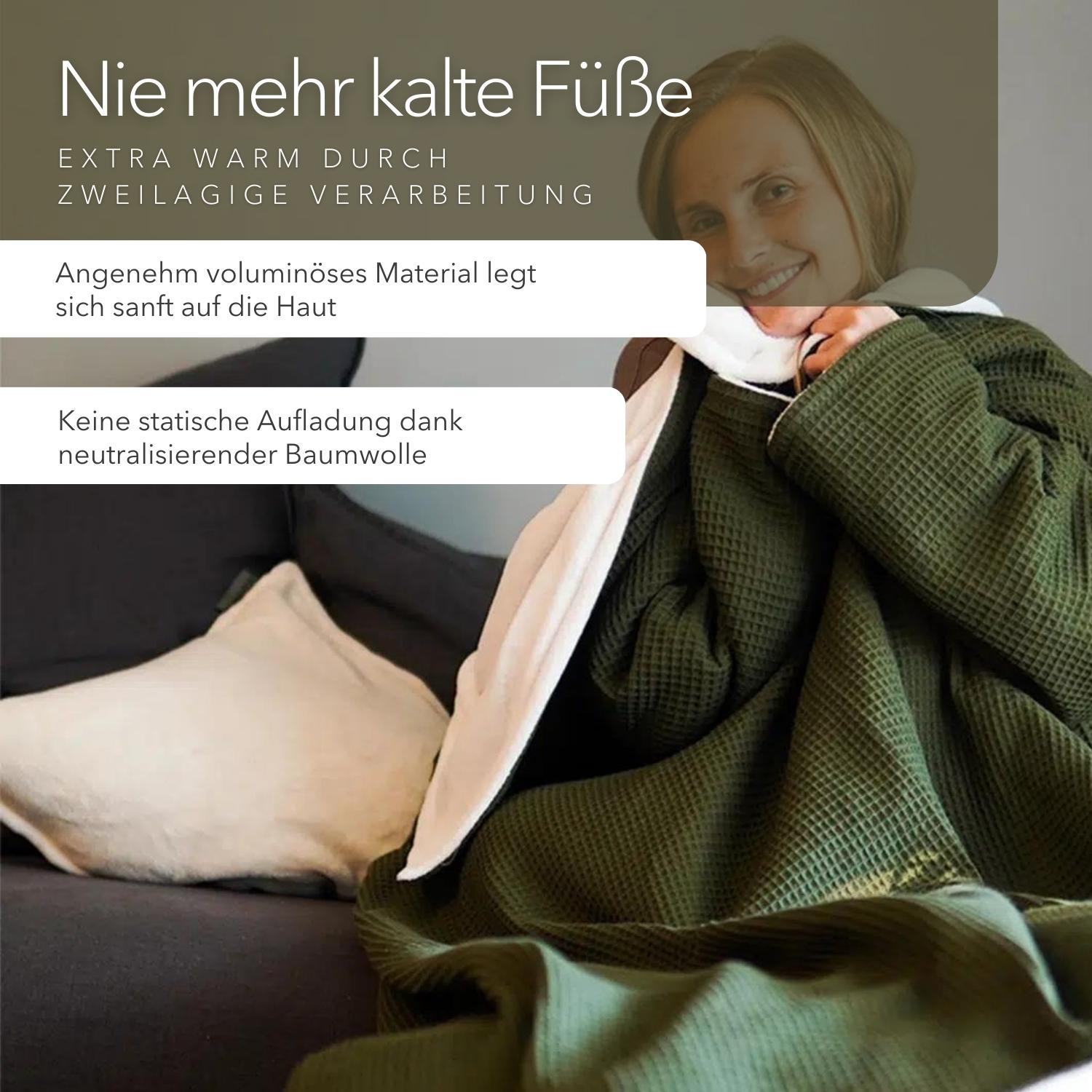 Kuscheldecke mit Ärmeln · Vollkommen · Waldgrün · Sandweiß