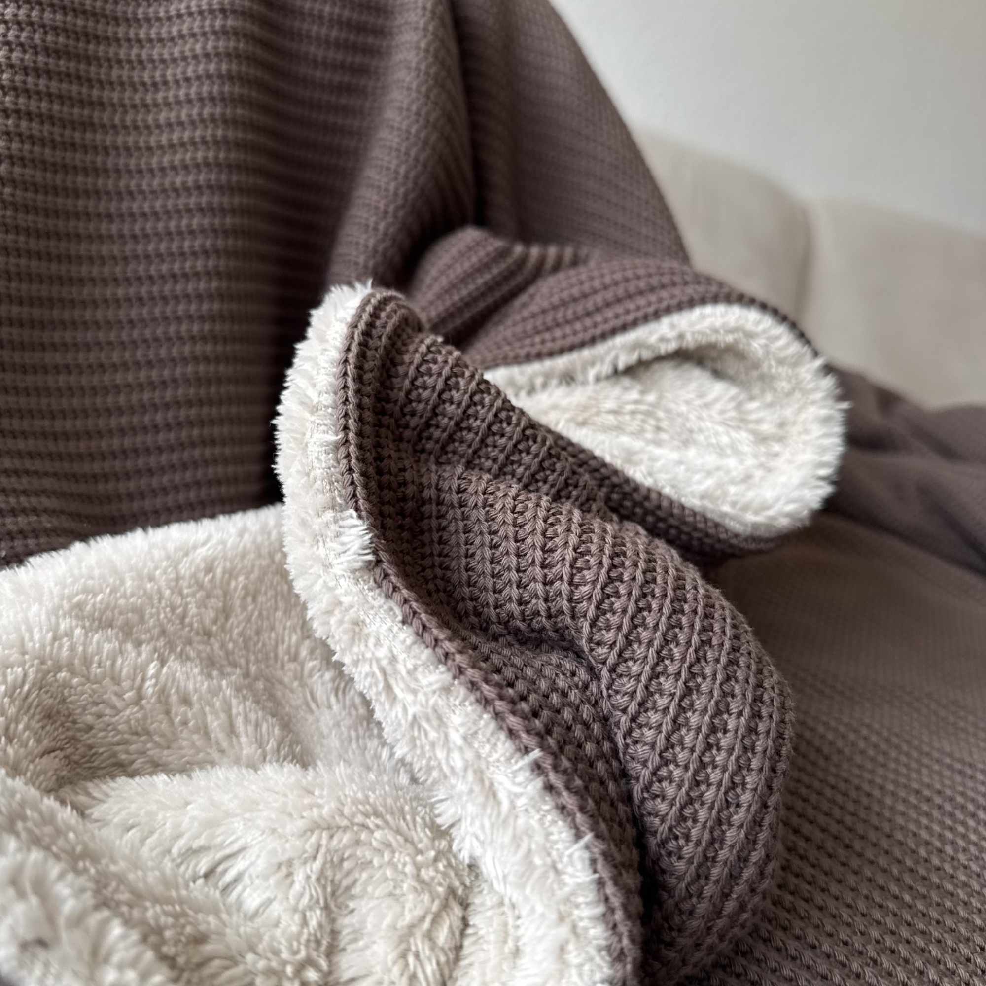 Kuscheldecke mit Baumwollstrick · Kakao