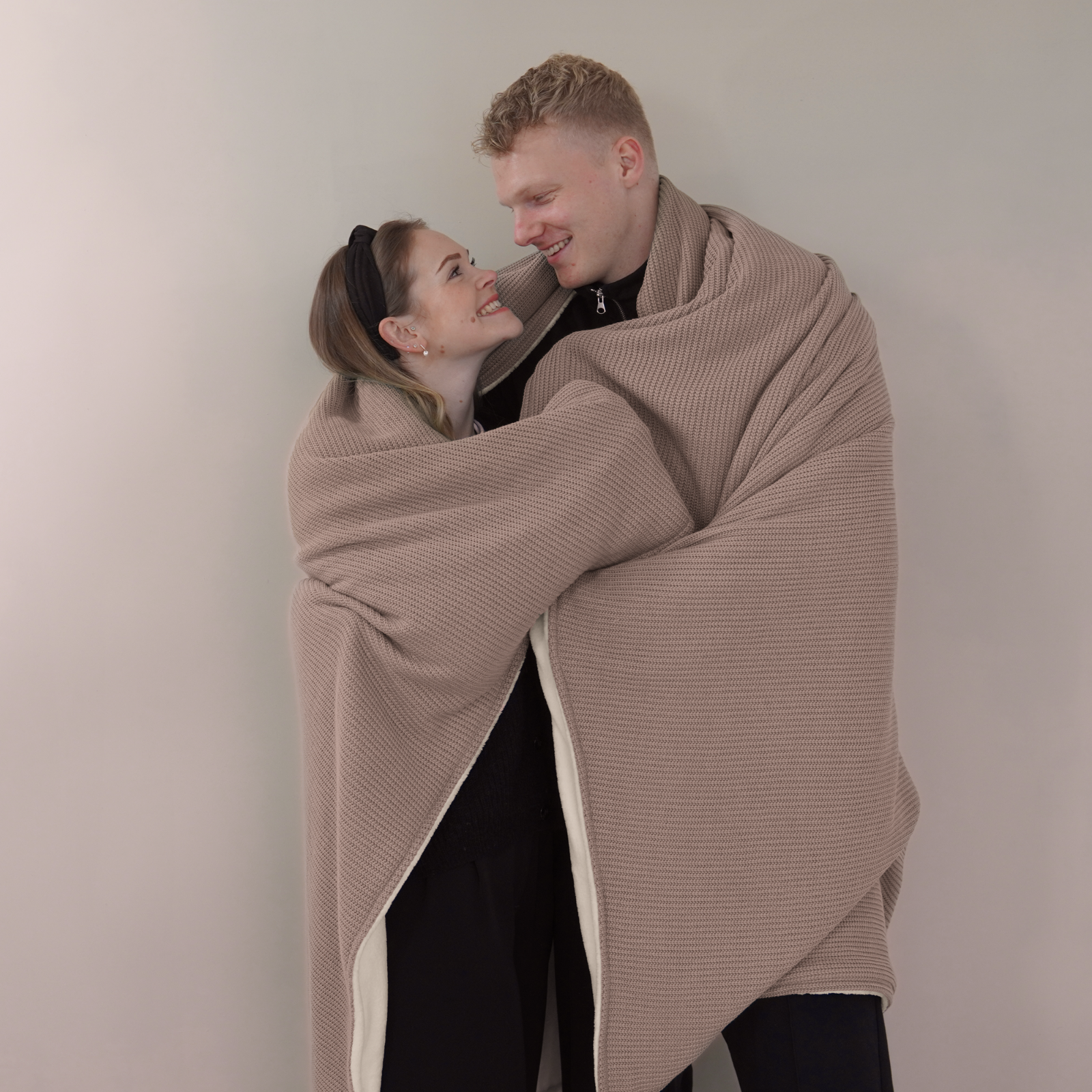 Kuscheldecke mit Baumwollstrick · Mandel-Beige
