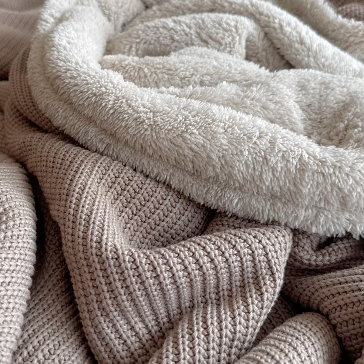 Kuscheldecke mit Baumwollstrick · Mandel-Beige