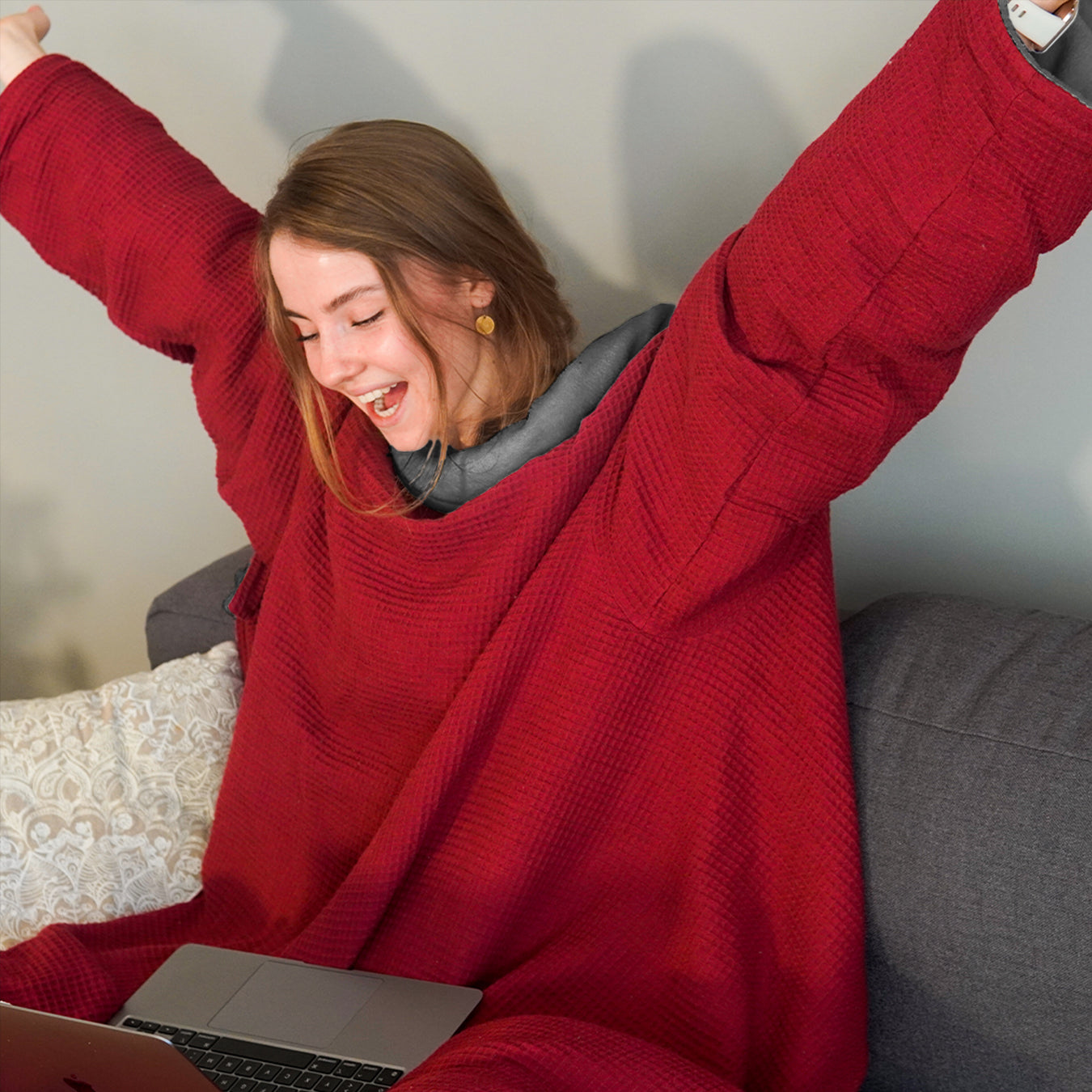 Kuscheldecke mit Ärmeln • Vollkommen • 145 x 210 cm • Weinrot • Stahlgrau