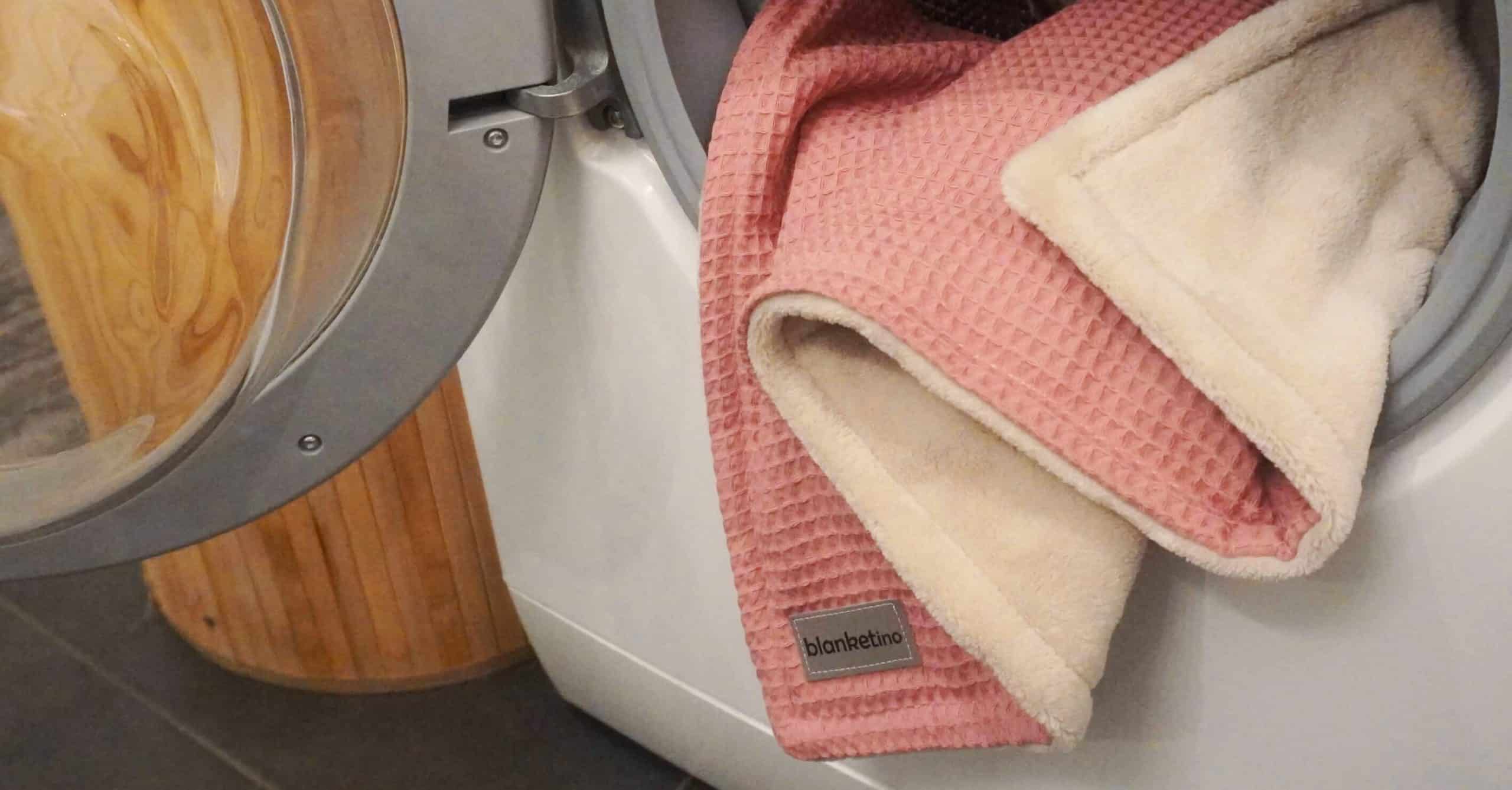 Diese Fehler solltest Du beim Waschen Deiner Kuscheldecke unbedingt vermeiden.