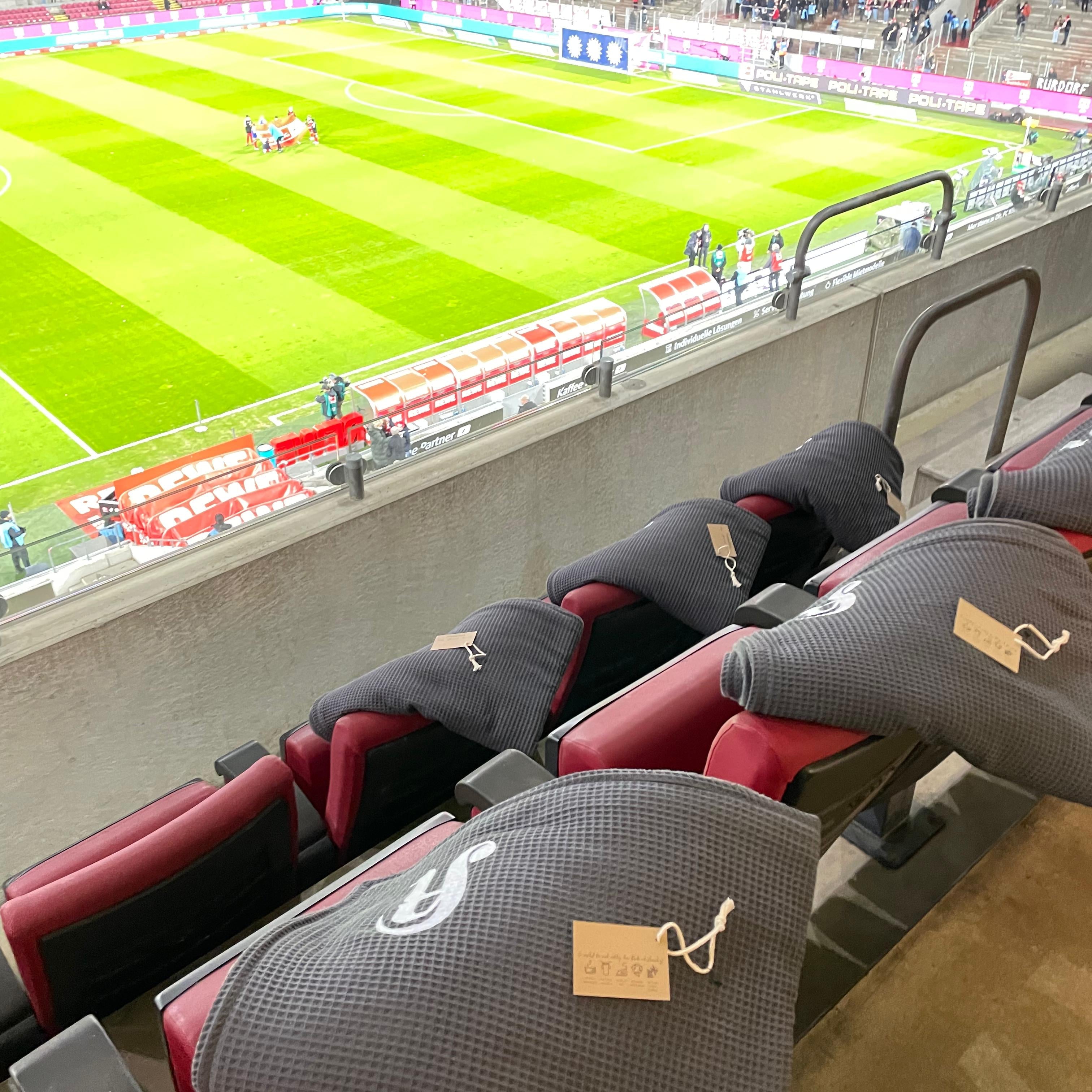 Eingekuschelt in der 1. FC Köln Lodge: Jetzt warme Stadionerlebnisse genießen!