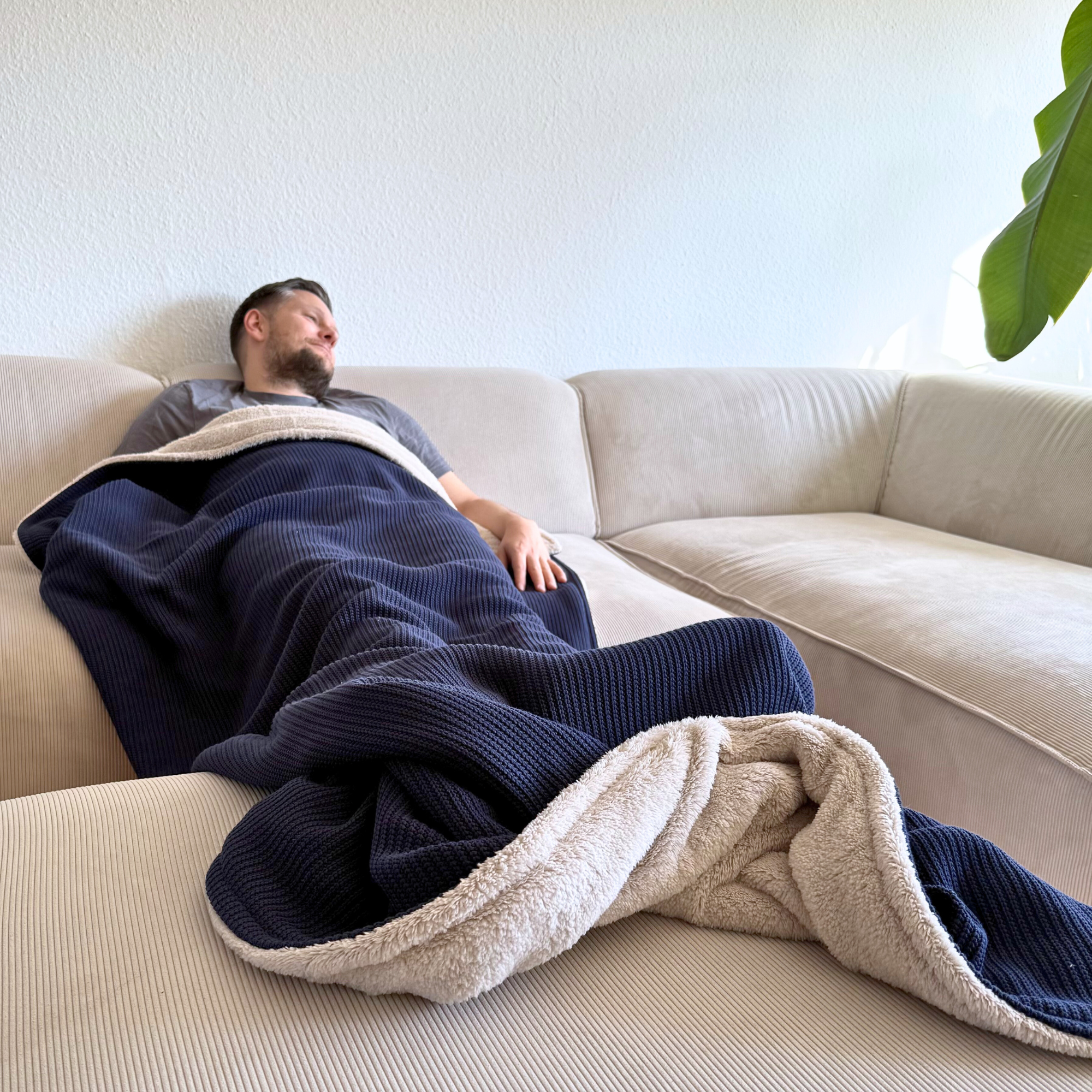 Kuscheldecke mit Baumwollstrick · Dunkelblau · Beige