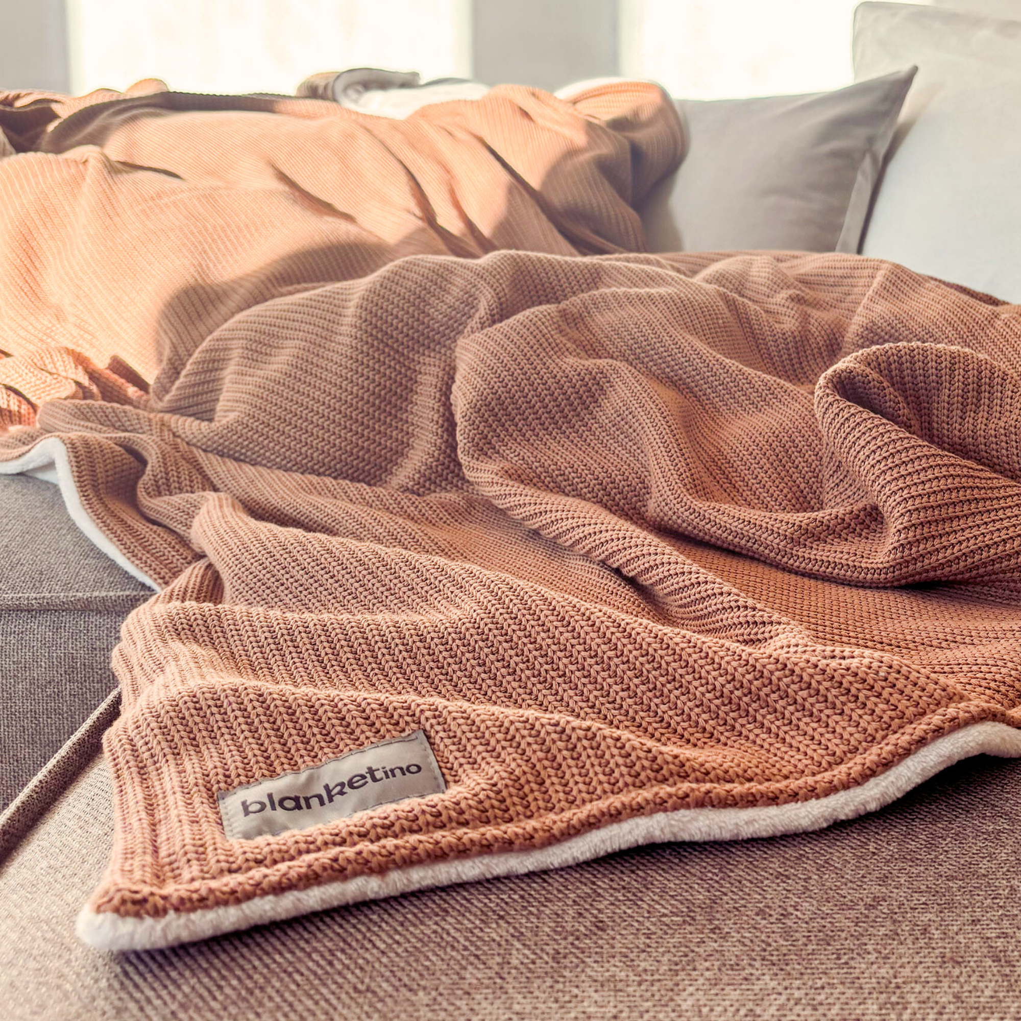 Kuscheldecke mit Baumwollstrick · Terracotta · Beige