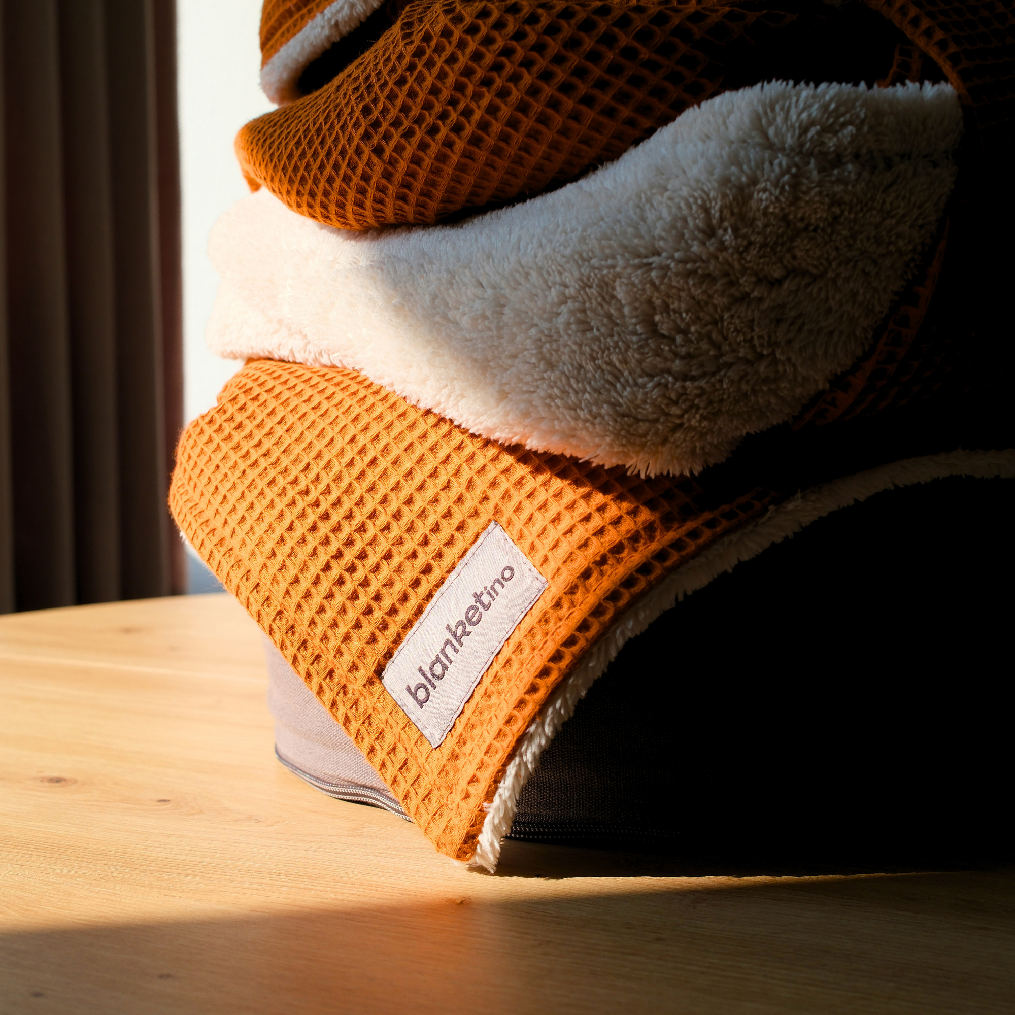 Kuscheldecke "Vollkommen" Cognac Beige – Detailansicht