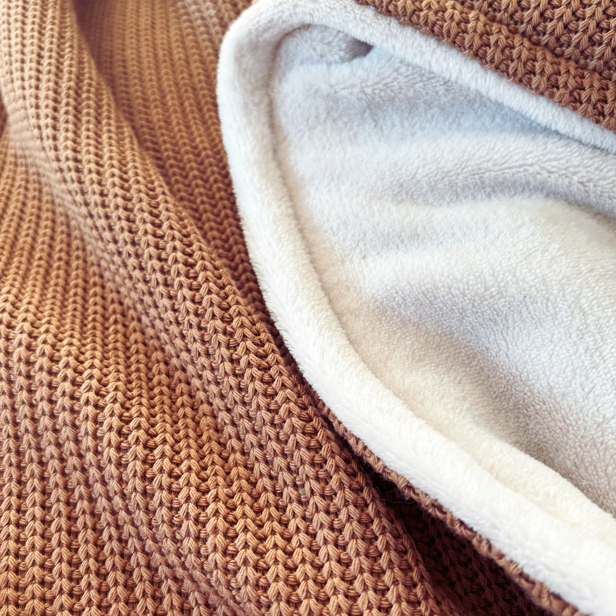 Kuscheldecke mit Baumwollstrick · Terracotta · Beige