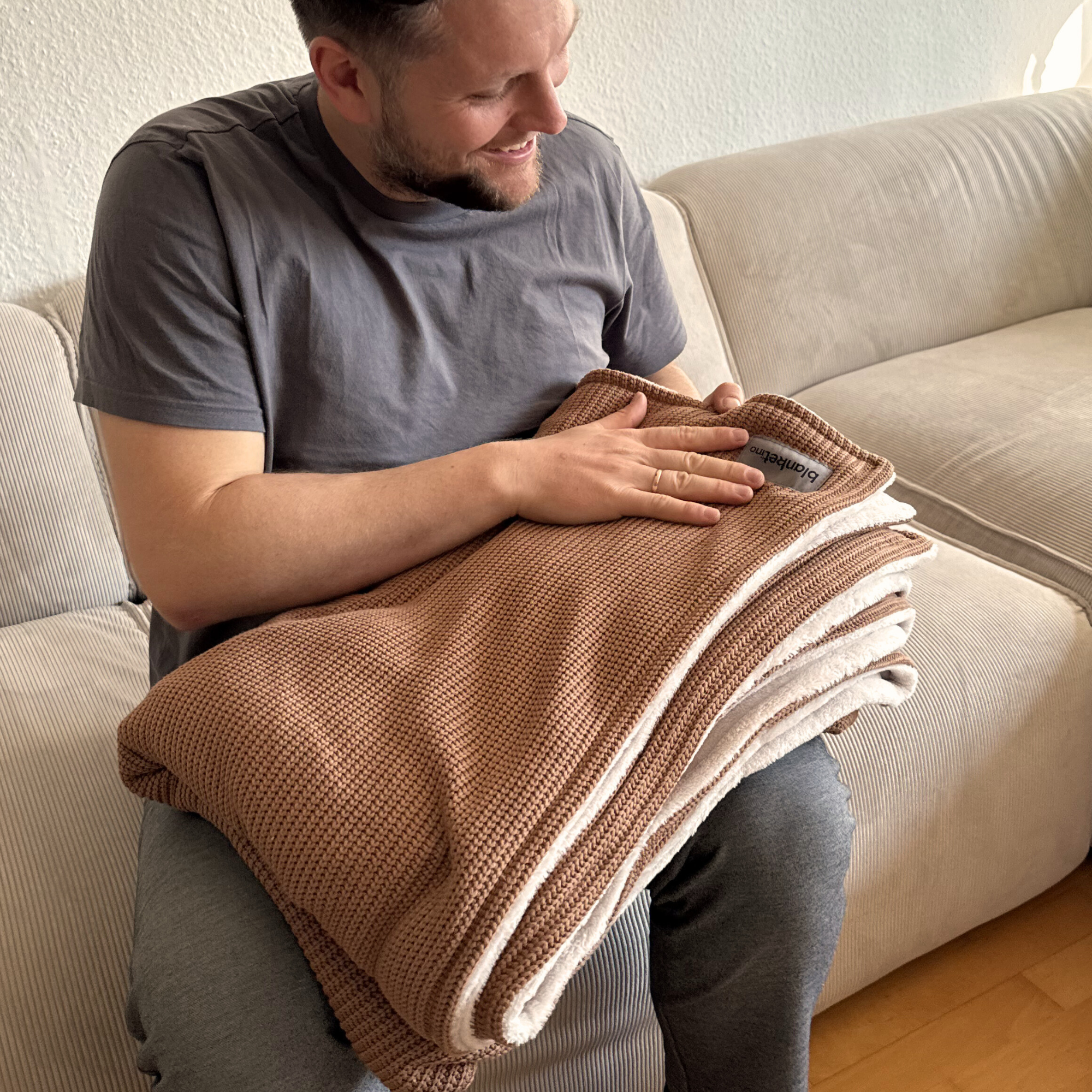 Kuscheldecke mit Baumwollstrick · Terracotta · Beige