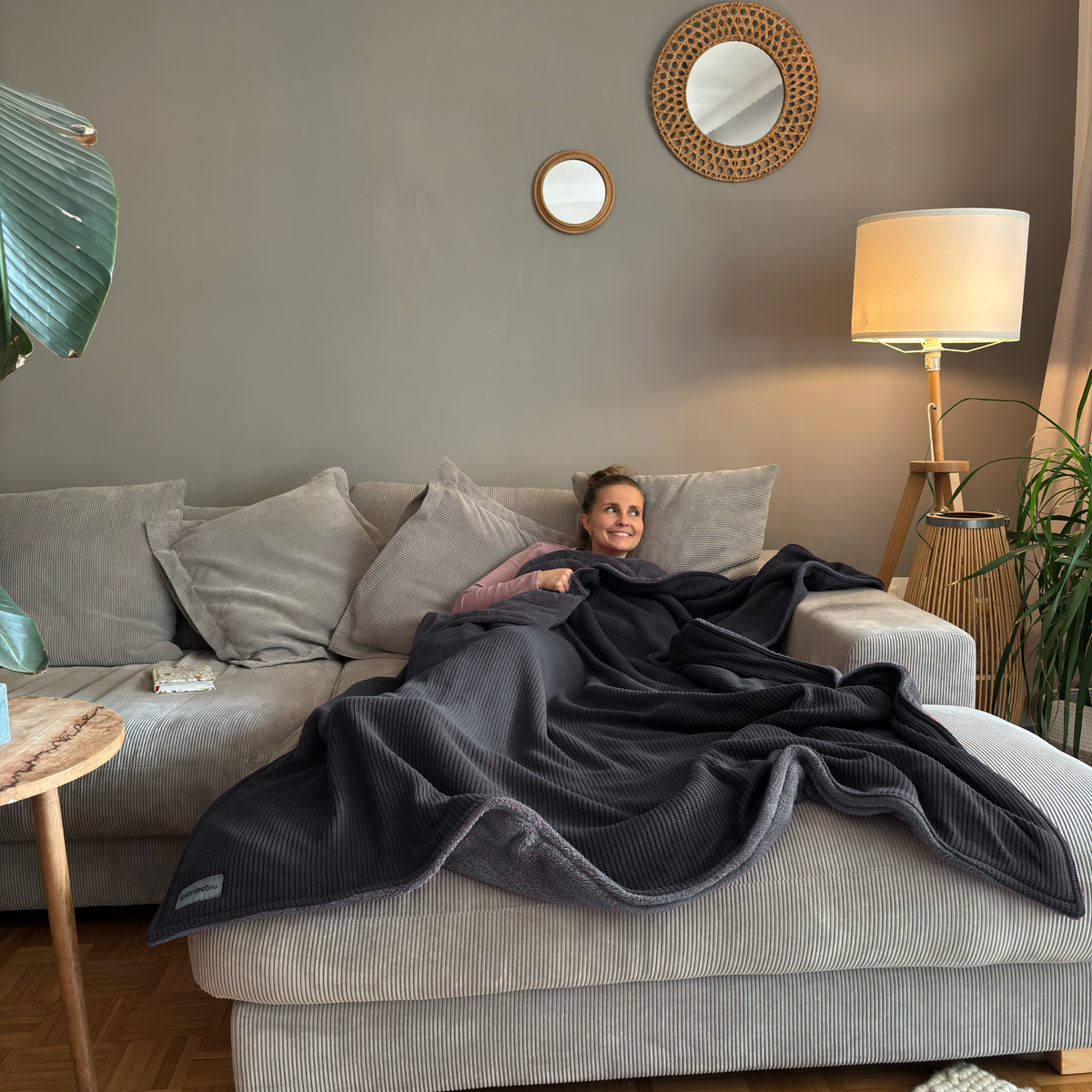 Dunkelgraue Kuscheldecke mit Baumwollstrick von blanketino.de, weiche Decke zum Einkuscheln, detailreiche Strickstruktur sichtbar