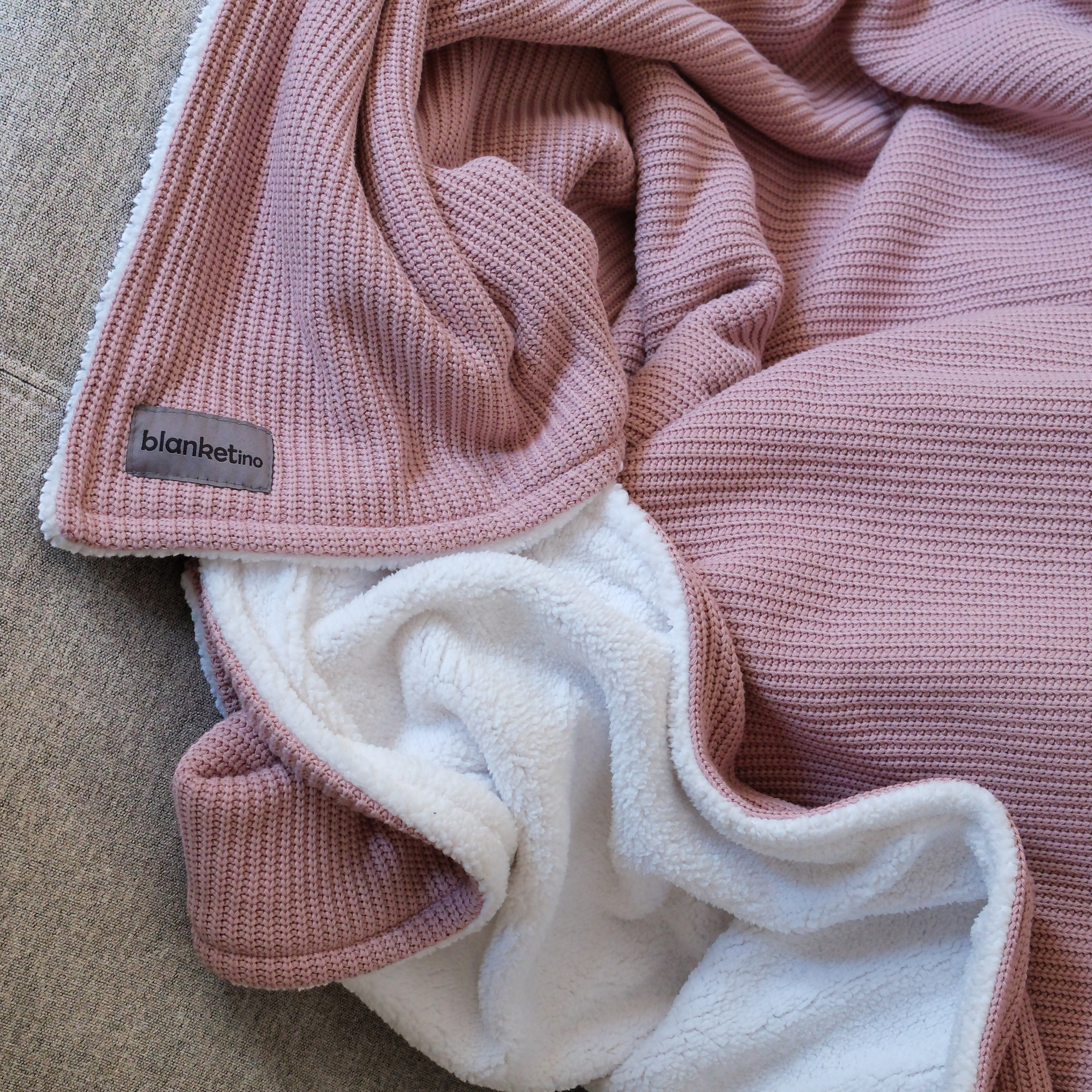 Kuscheldecke mit Baumwollstrick · Special-Edition mit Teddyfleece · Vintage Rosa