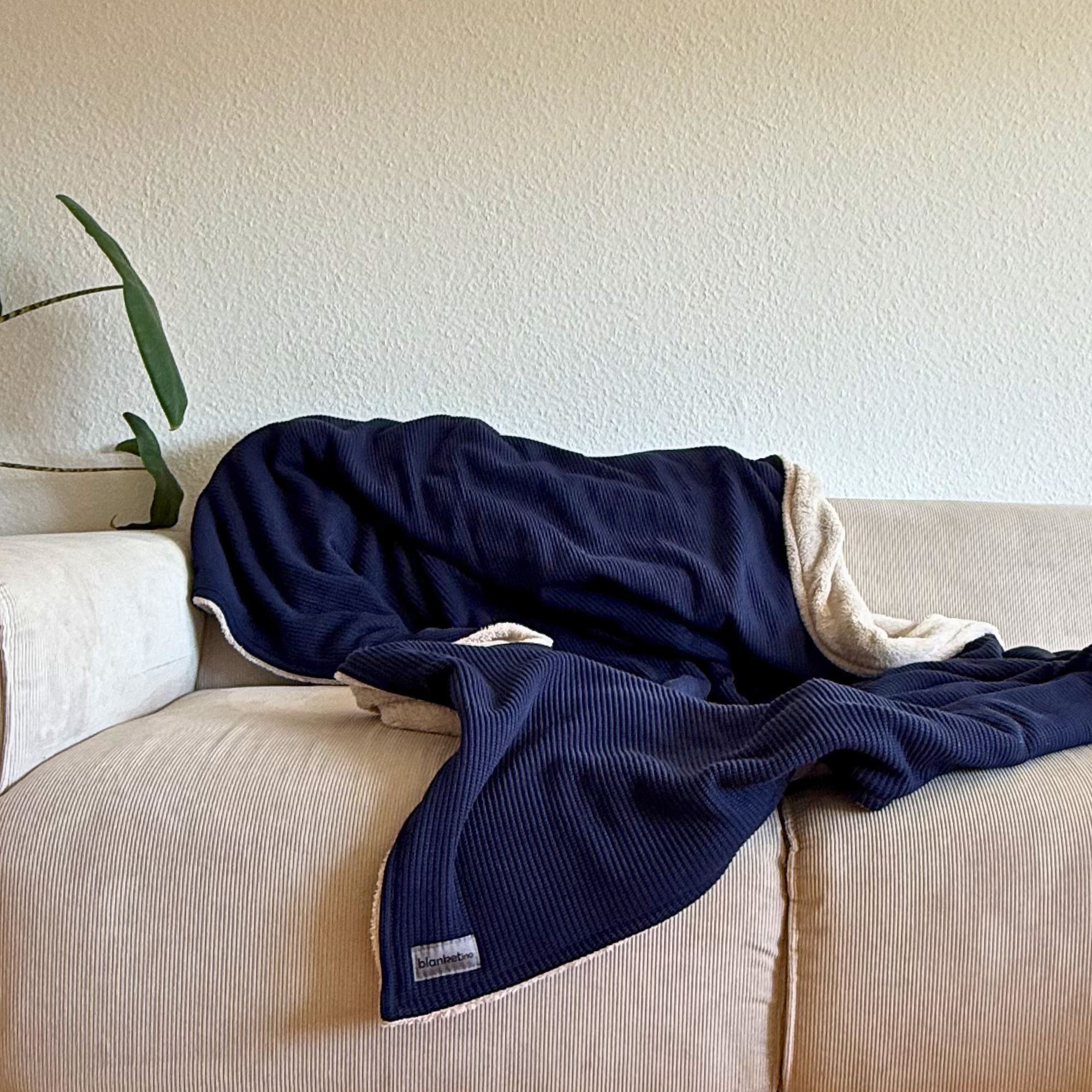 Kuscheldecke mit Baumwollstrick · Dunkelblau · Beige