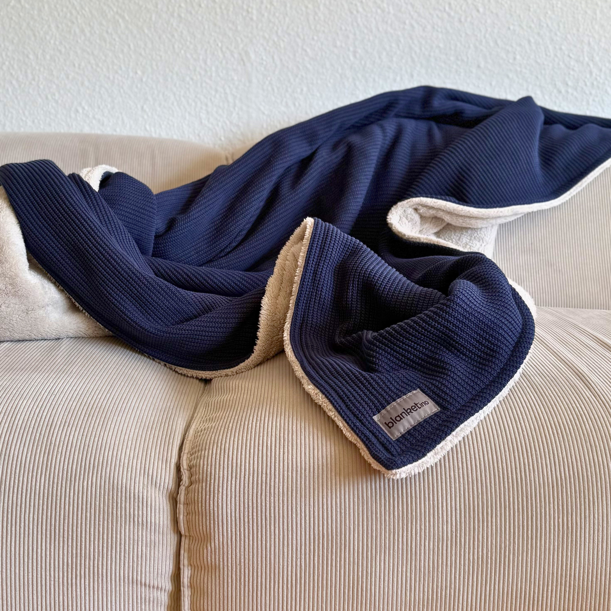 Kuscheldecke mit Baumwollstrick · Dunkelblau · Beige