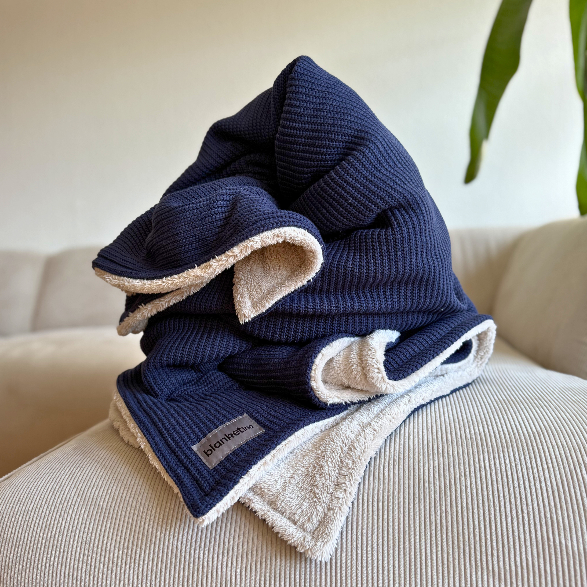 Kuscheldecke mit Baumwollstrick · Dunkelblau · Beige