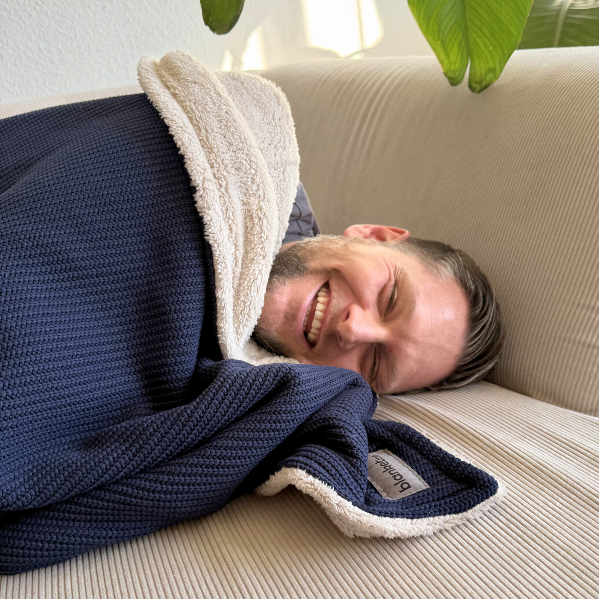 Kuscheldecke mit Baumwollstrick · Dunkelblau · Beige