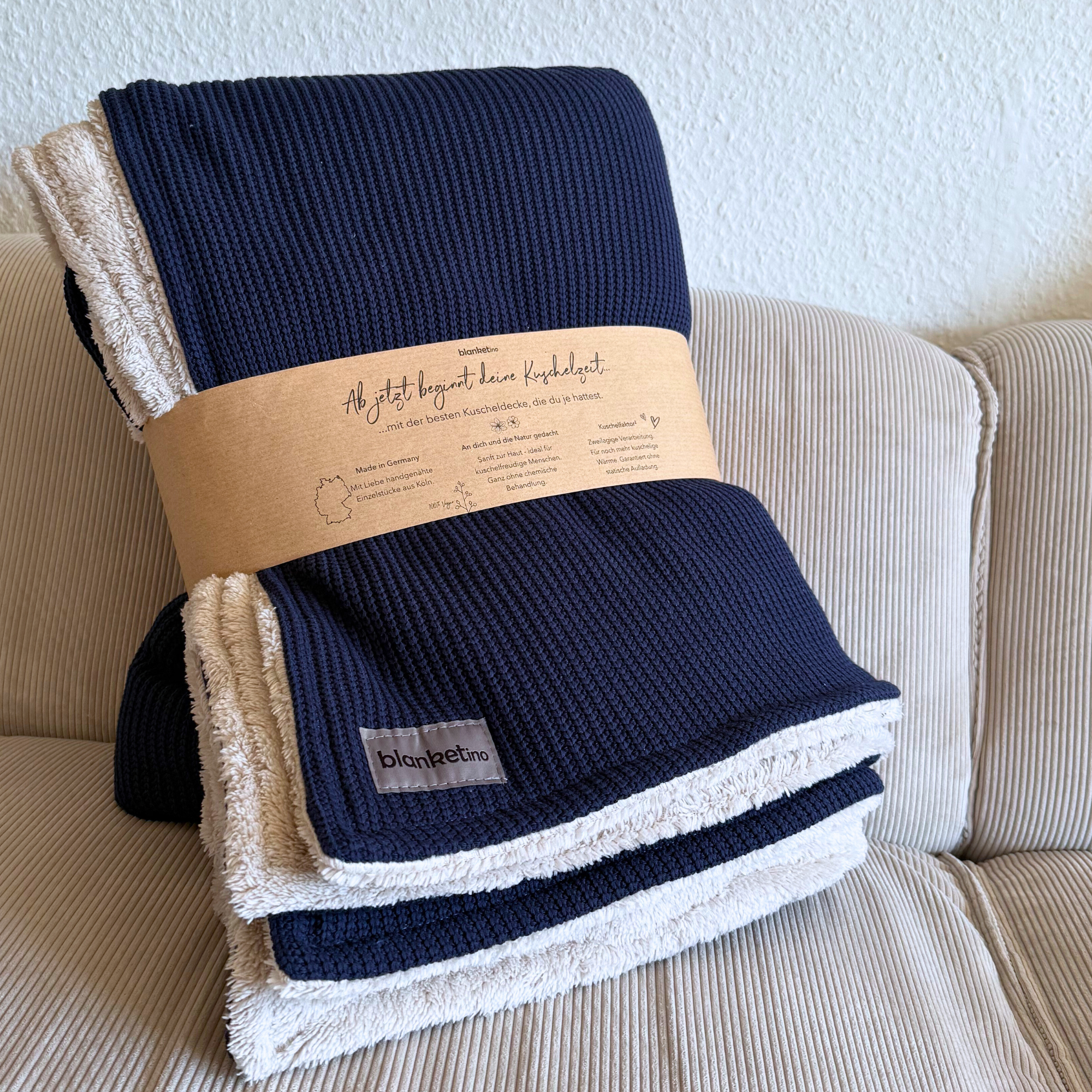 Kuscheldecke mit Baumwollstrick · Dunkelblau · Beige