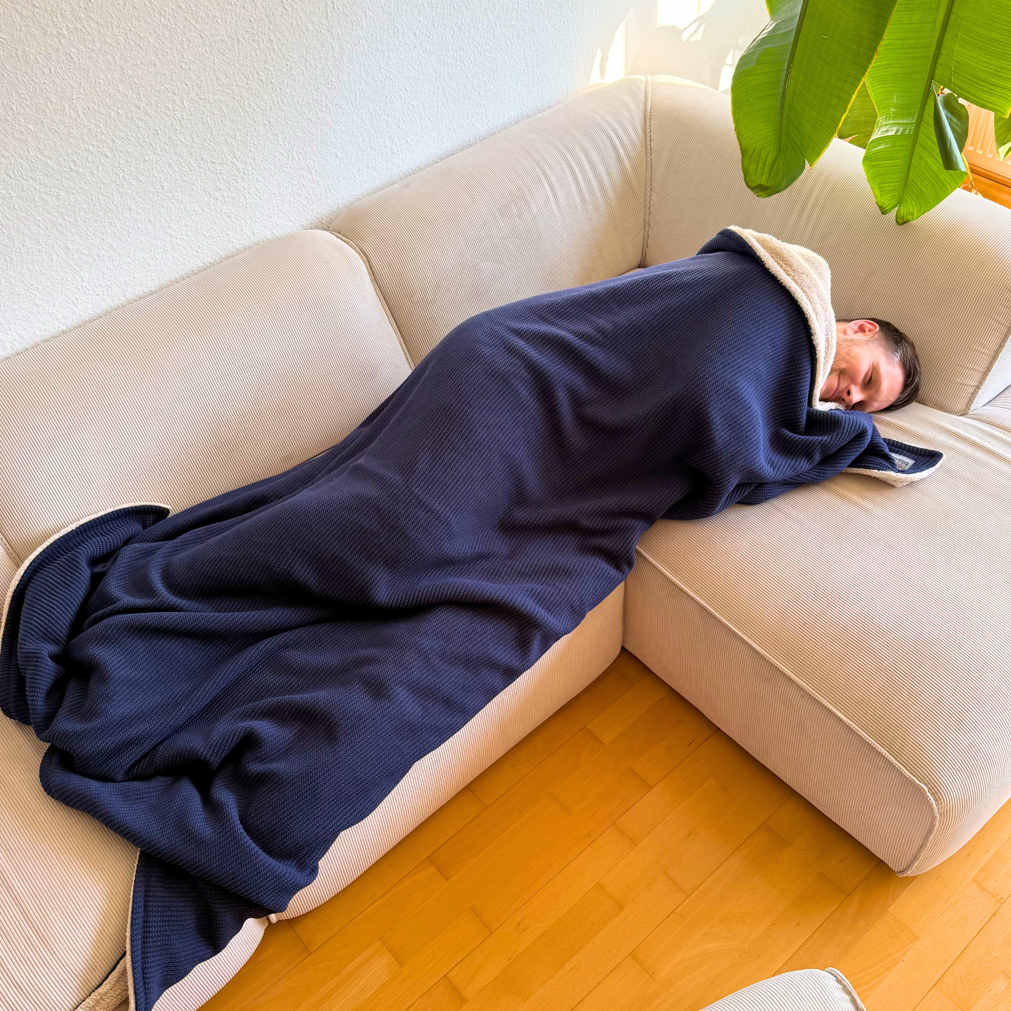 Kuscheldecke mit Baumwollstrick · Dunkelblau · Beige