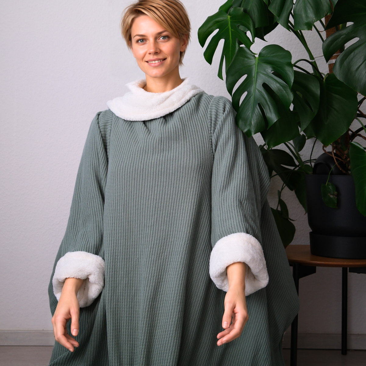 Kuscheldecke mit Ärmeln · Baumwollstrick · Seegrün