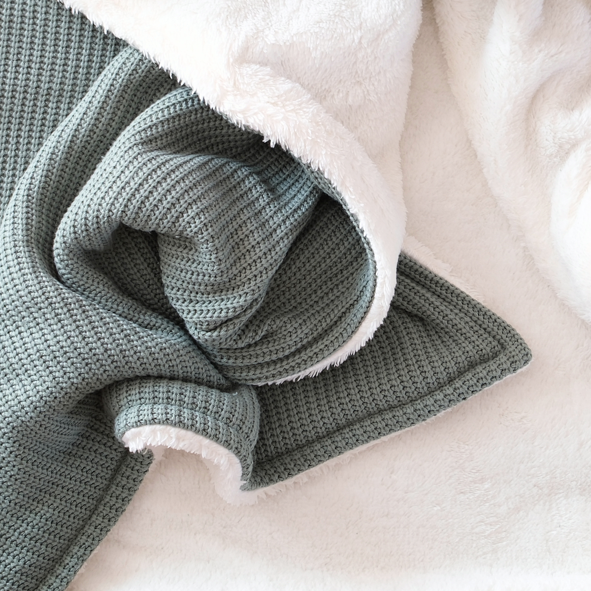 Kuscheldecke mit Ärmeln · Baumwollstrick · Seegrün - blanketino.de