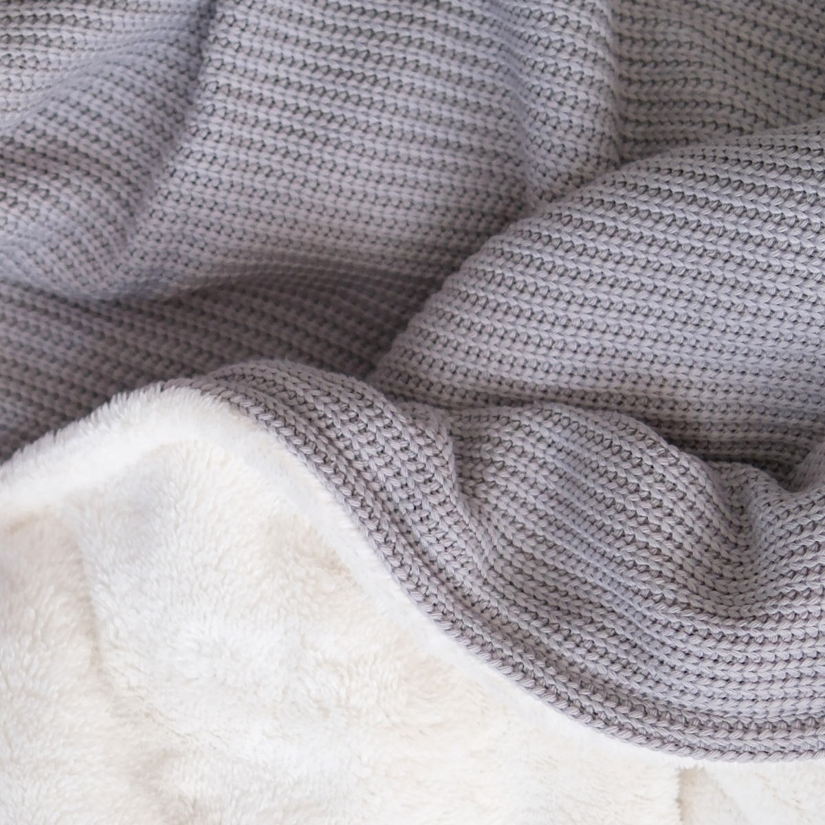 Kuscheldecke mit Ärmeln · Baumwollstrick · Seidengrau - blanketino.de