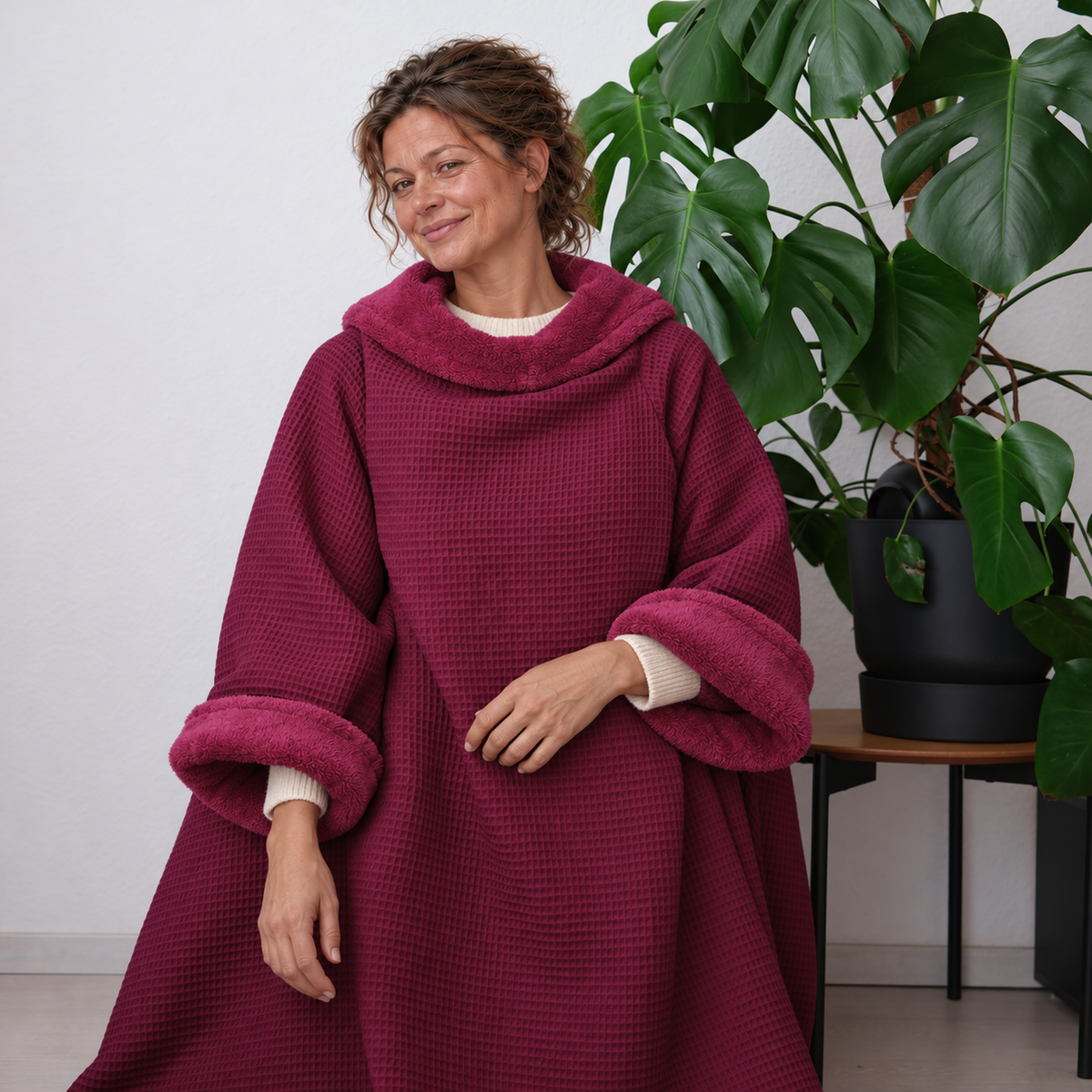 Kuscheldecke mit Ärmeln · Vollkommen · Waldbeerrot