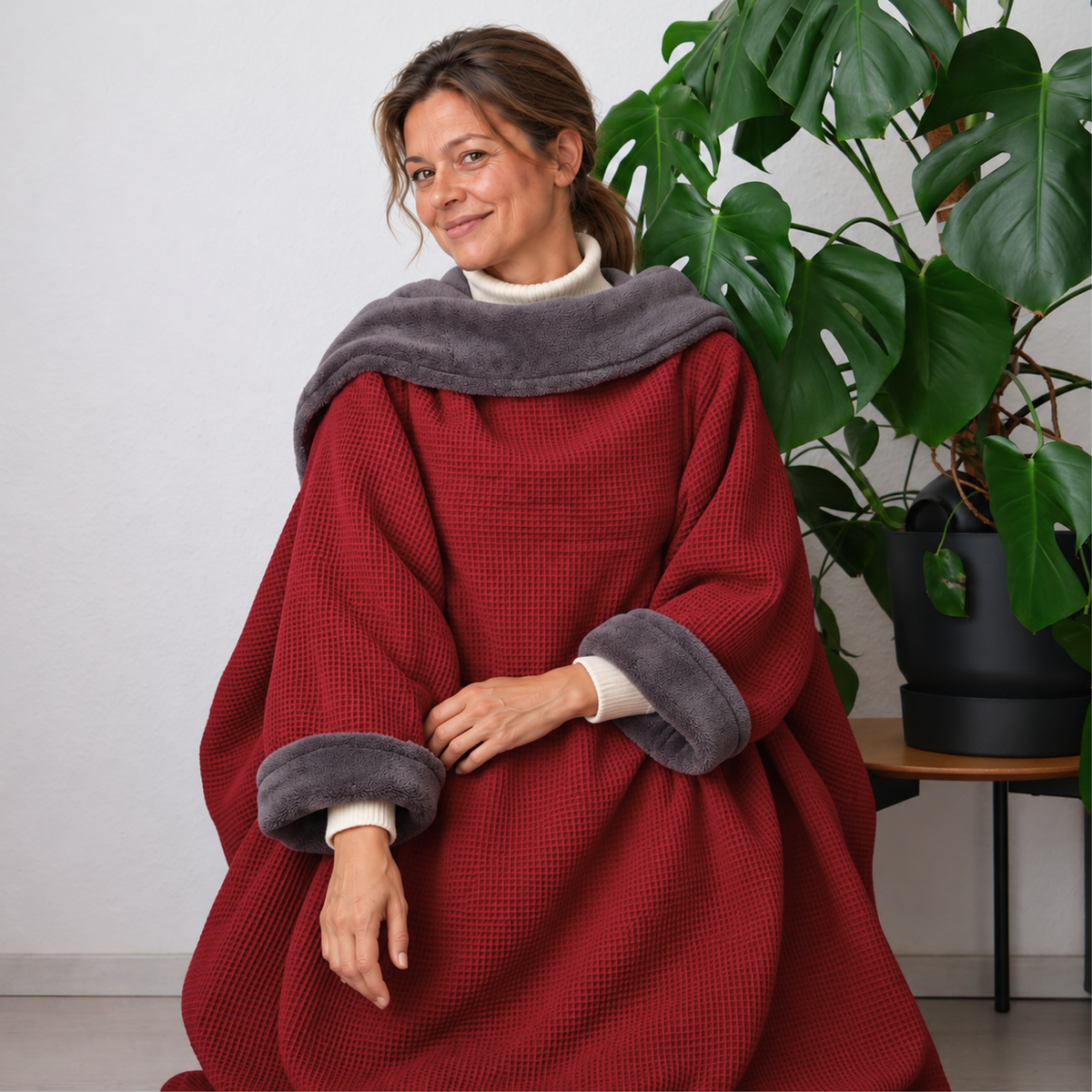 Kuscheldecke mit Ärmeln · Vollkommen · Weinrot · Stahlgrau