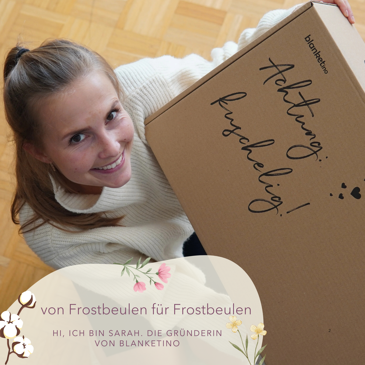Helle Kuscheldecke "Vollkommen" in Cognac und Beige von blanketino.de, ausgebreitet, gehalten von Sarah, im Versandkarton.