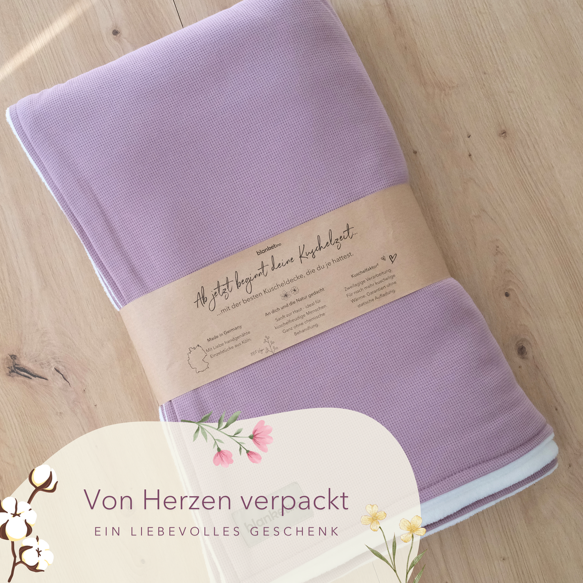Sommerdecke aus 100% Baumwolle in Beere, 140 x 210 cm, von blanketino.de, mit Geschenkverpackung und Banderole.