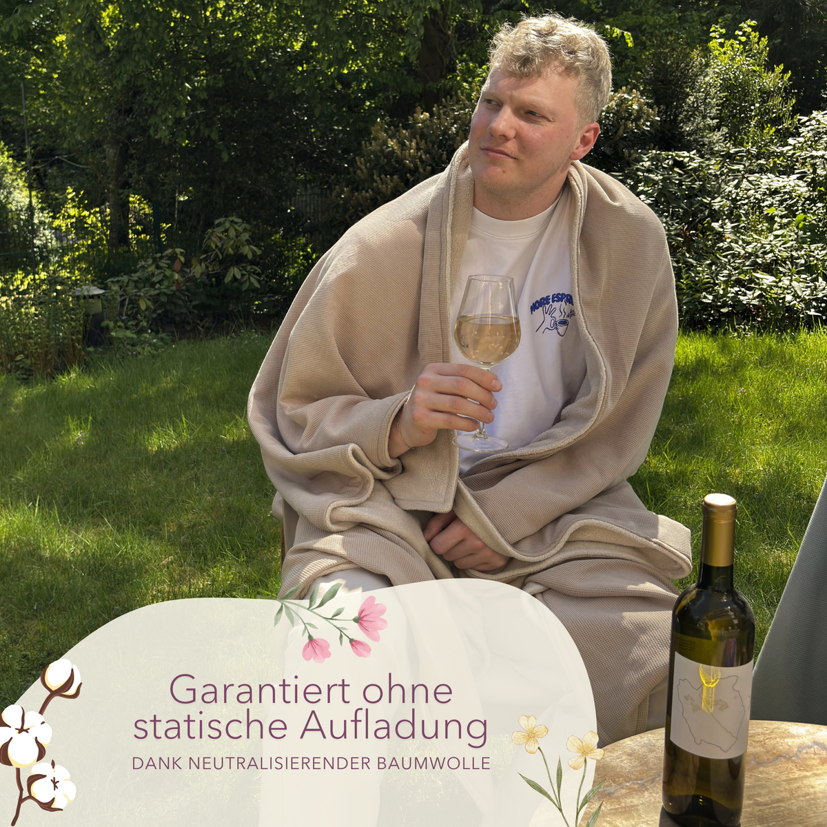 Kuscheldecke aus 100 % Baumwolle in Cappuccino Braun, sommerlich, weich, ideal für gemütliche Stunden im Garten.