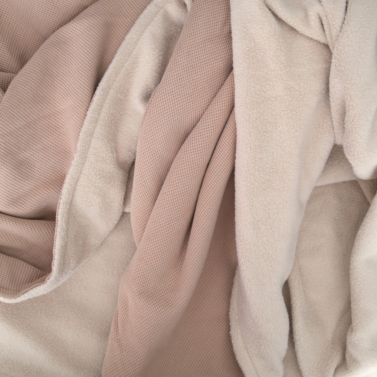 Weiche Baumwoll-Kuscheldecke in Cappuccino Braun von blanketino.de, sommerlich und angenehm für gemütliche Stunden.